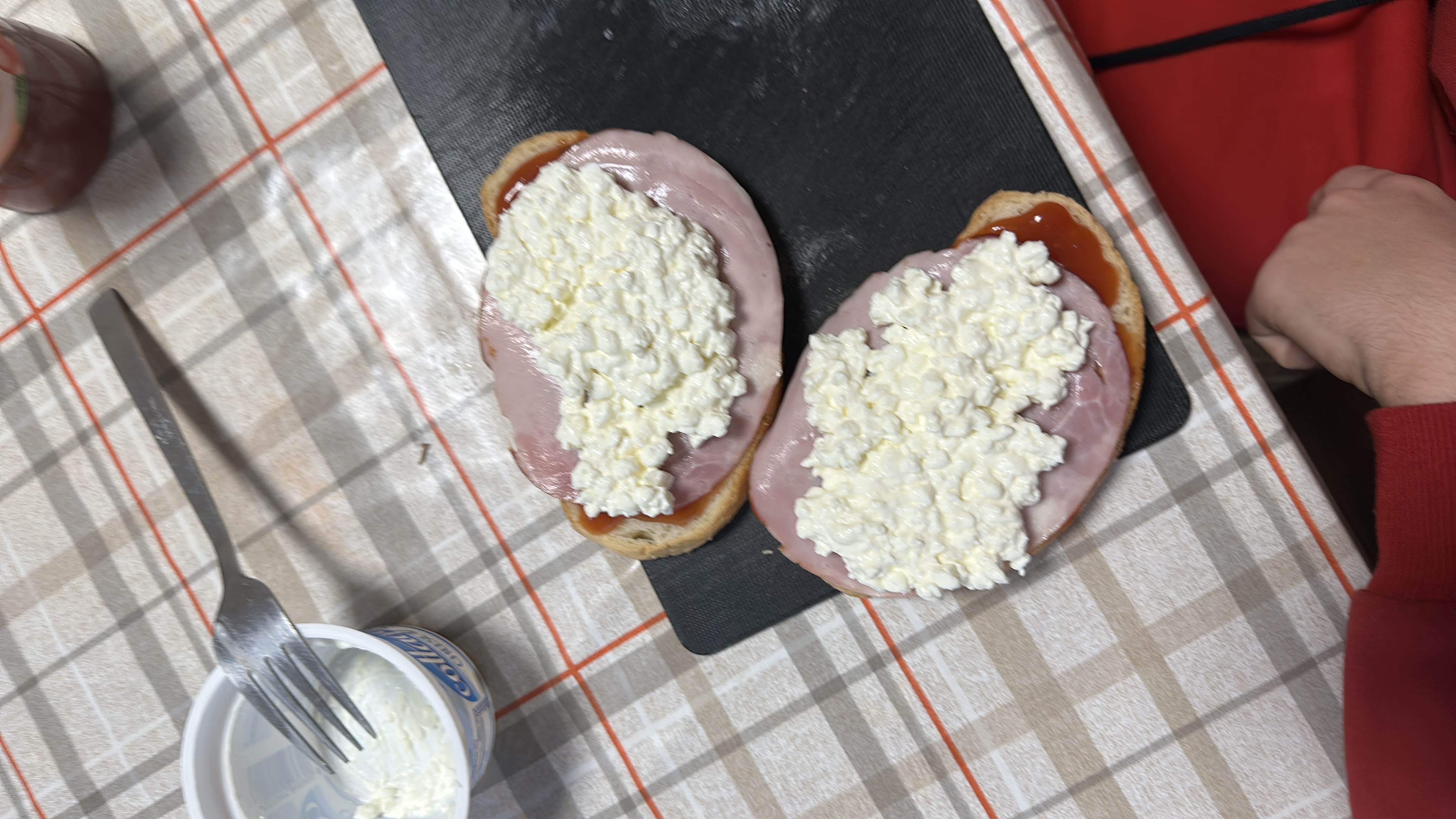 Сандвич с извара и шунка