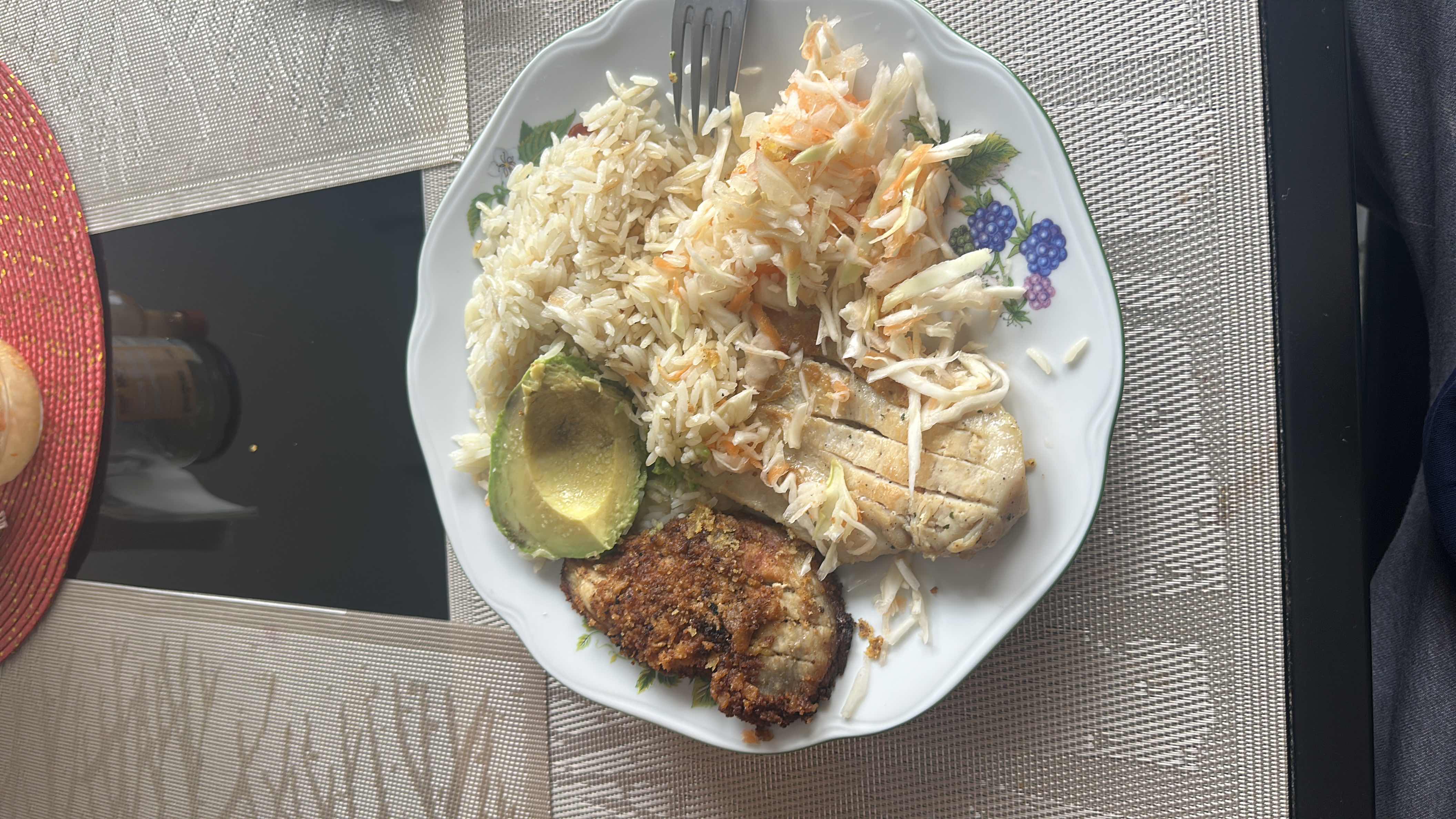 Plato de pescado y arroz