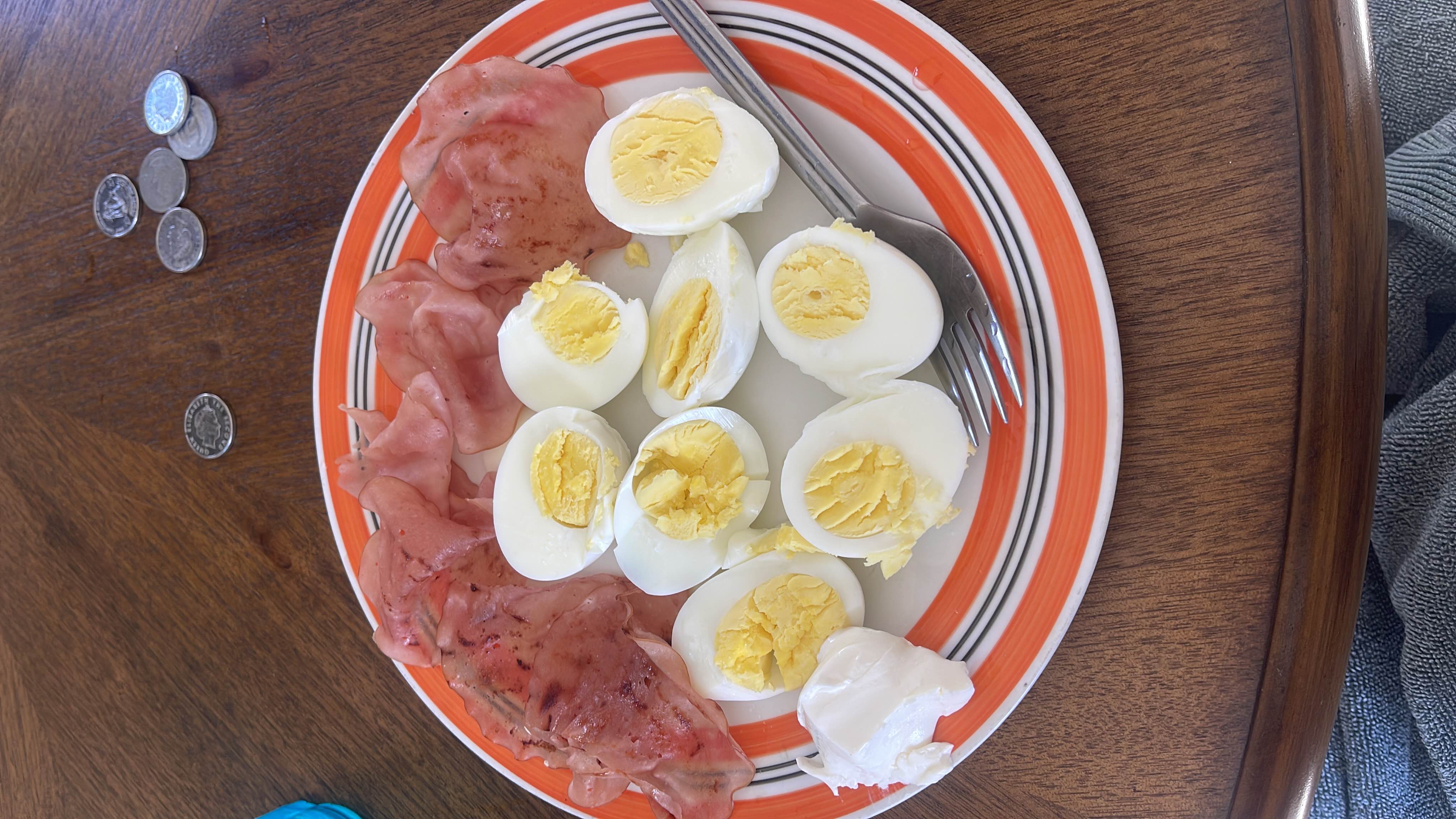 Huevos cocidos con jamón