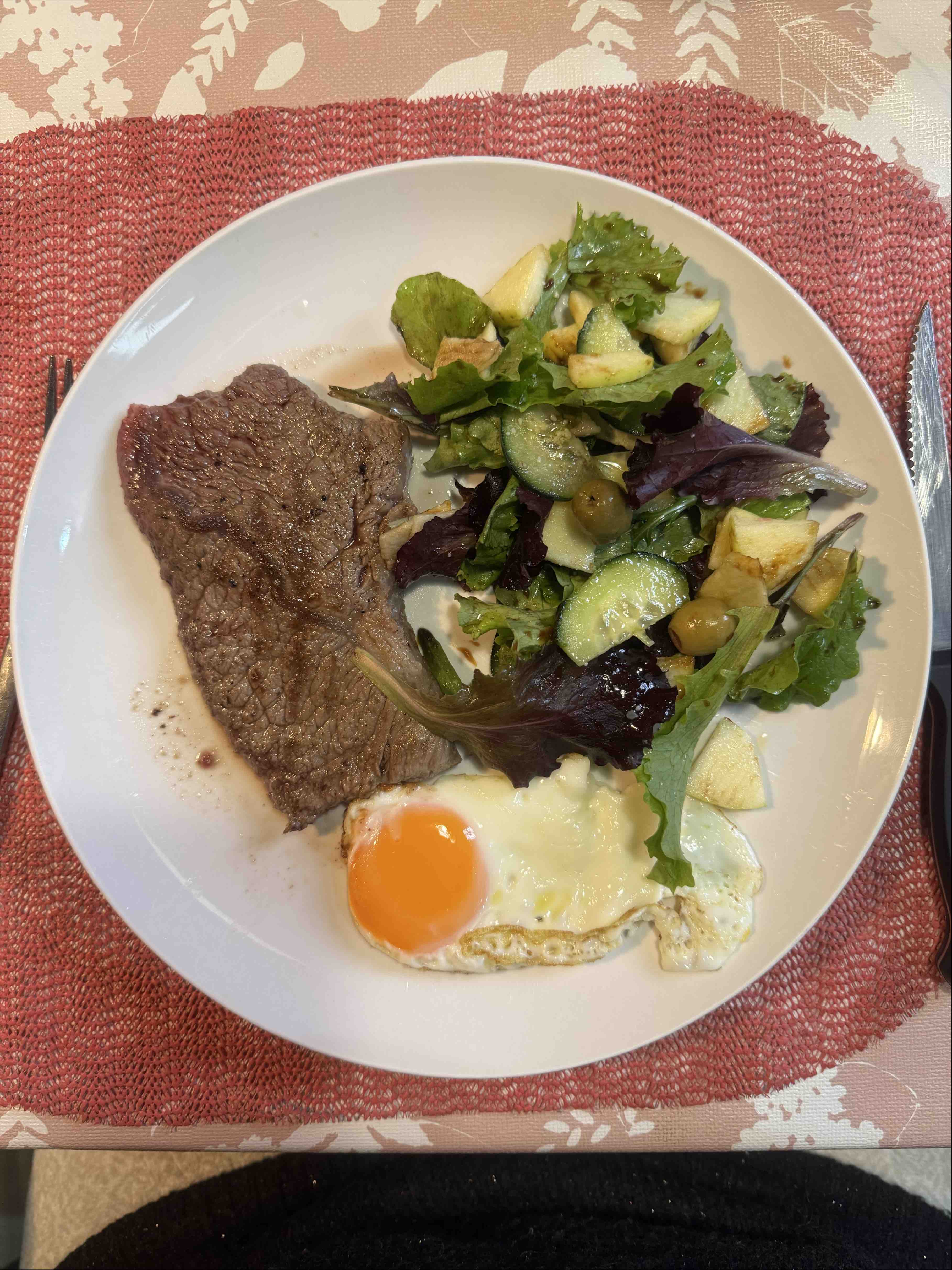 Bife com ovo e salada
