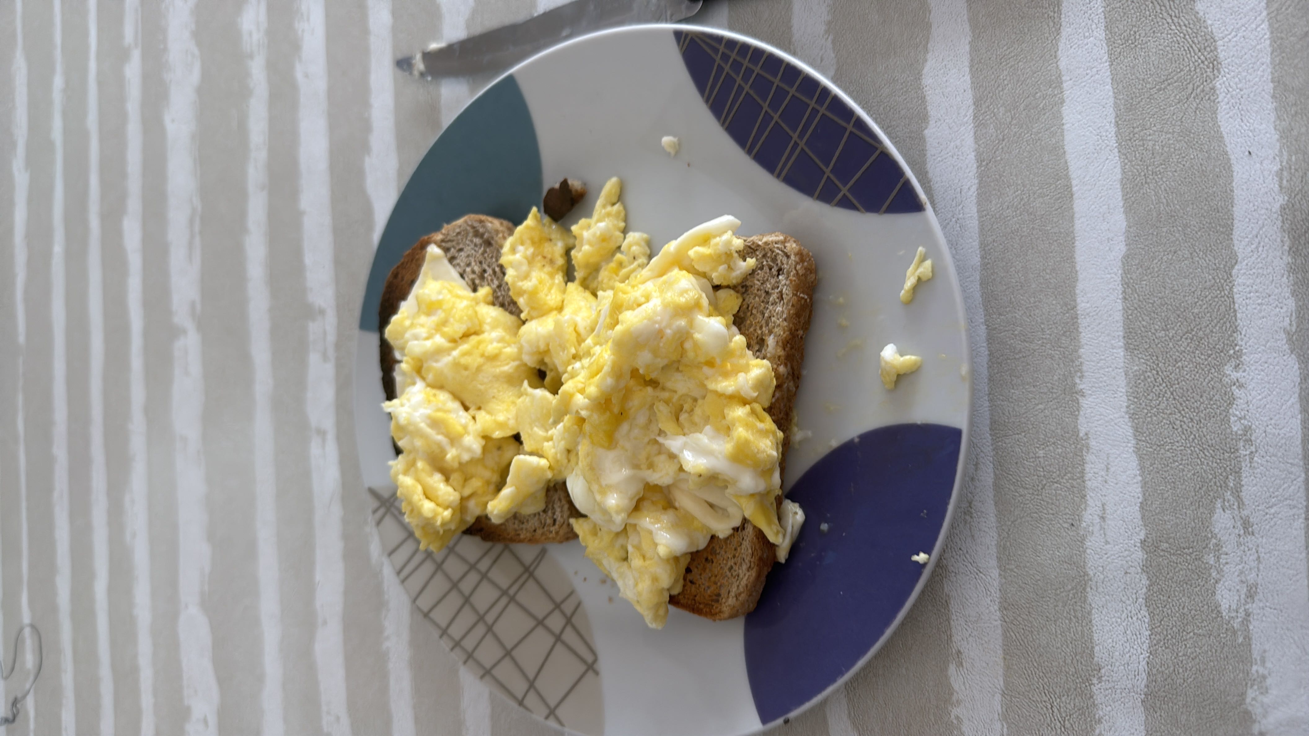 Tostadas con huevo revuelto