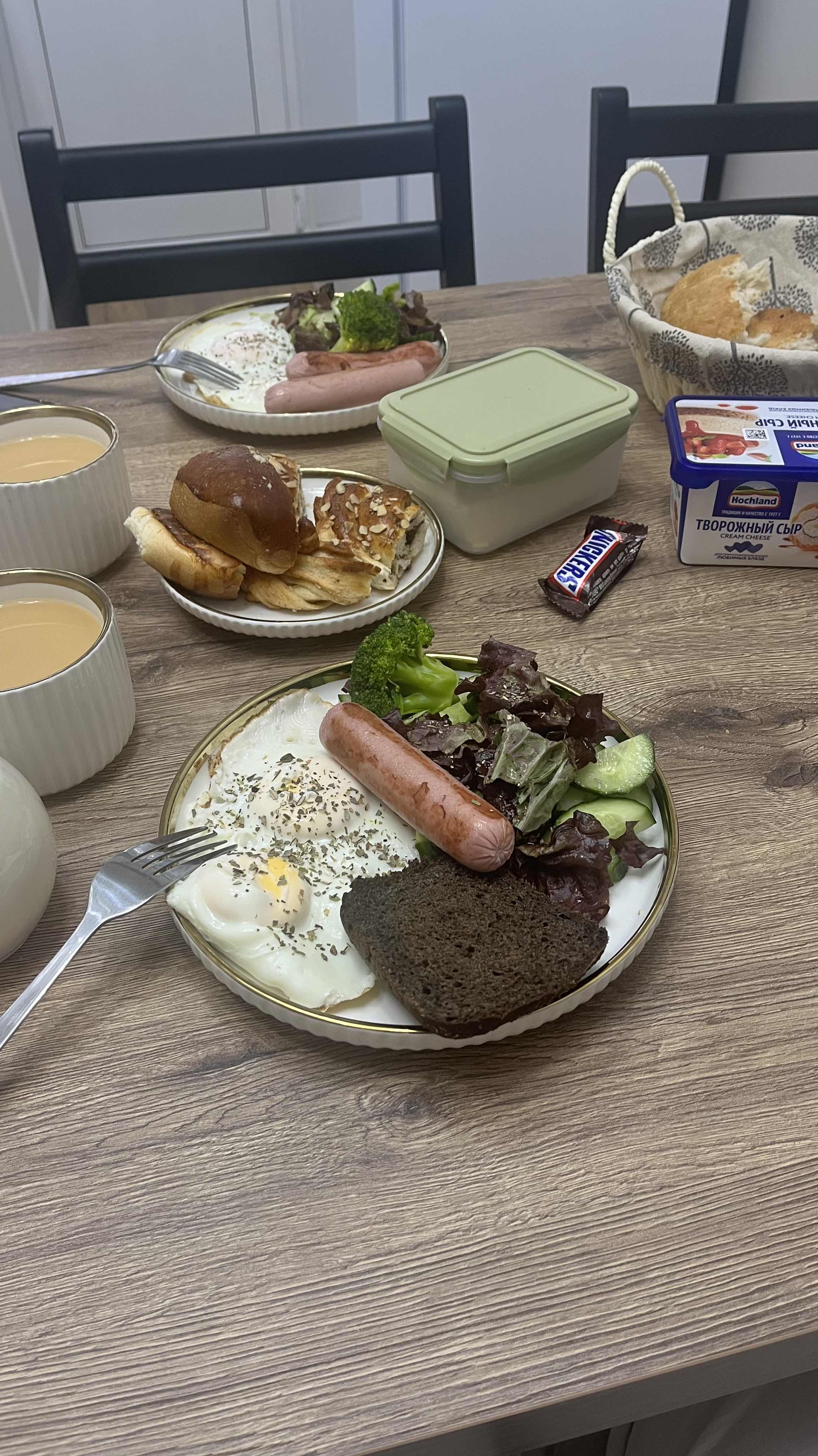 Завтрак с яйцами и сосиской