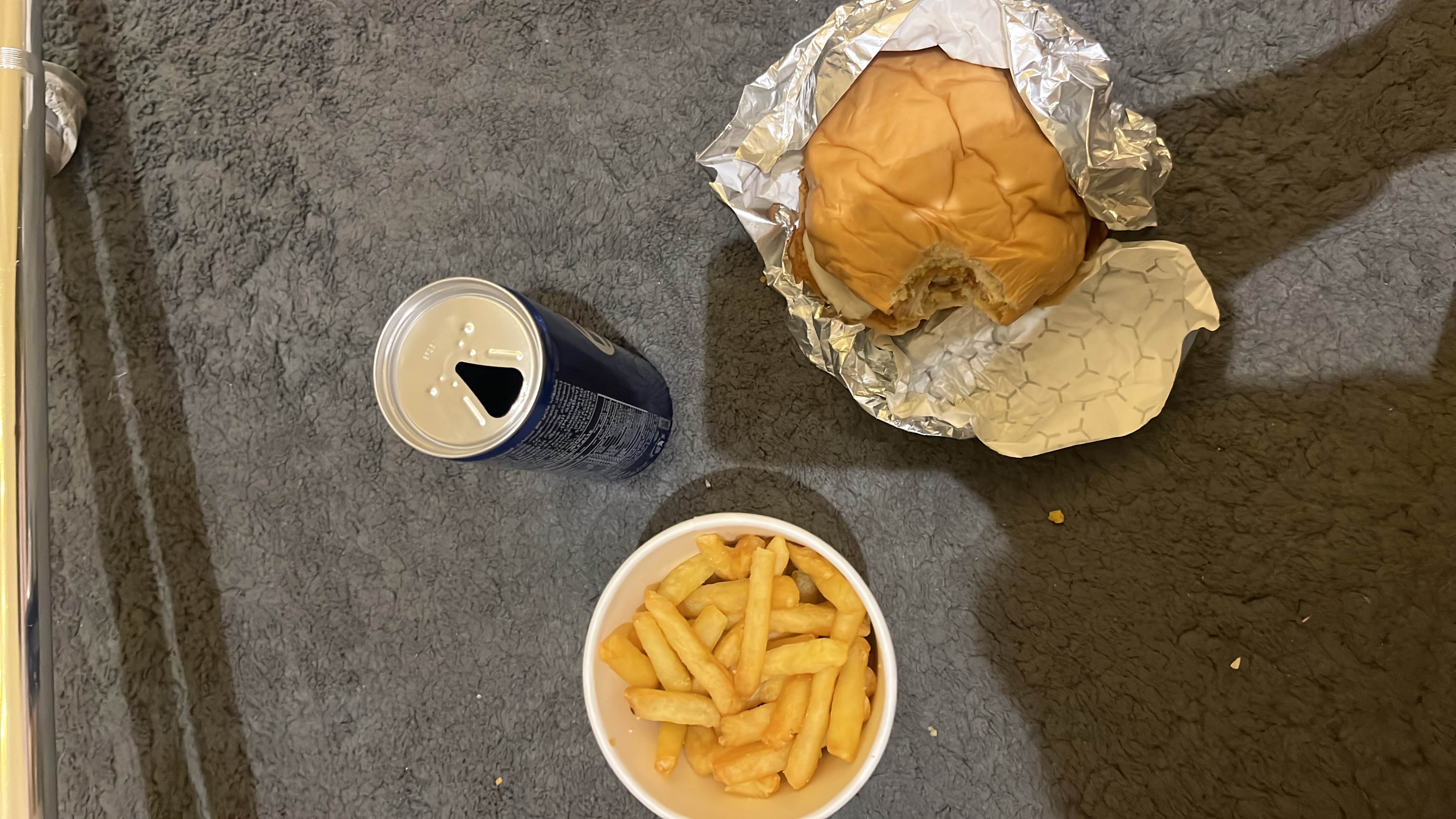 وجبة برجر مع بطاطس