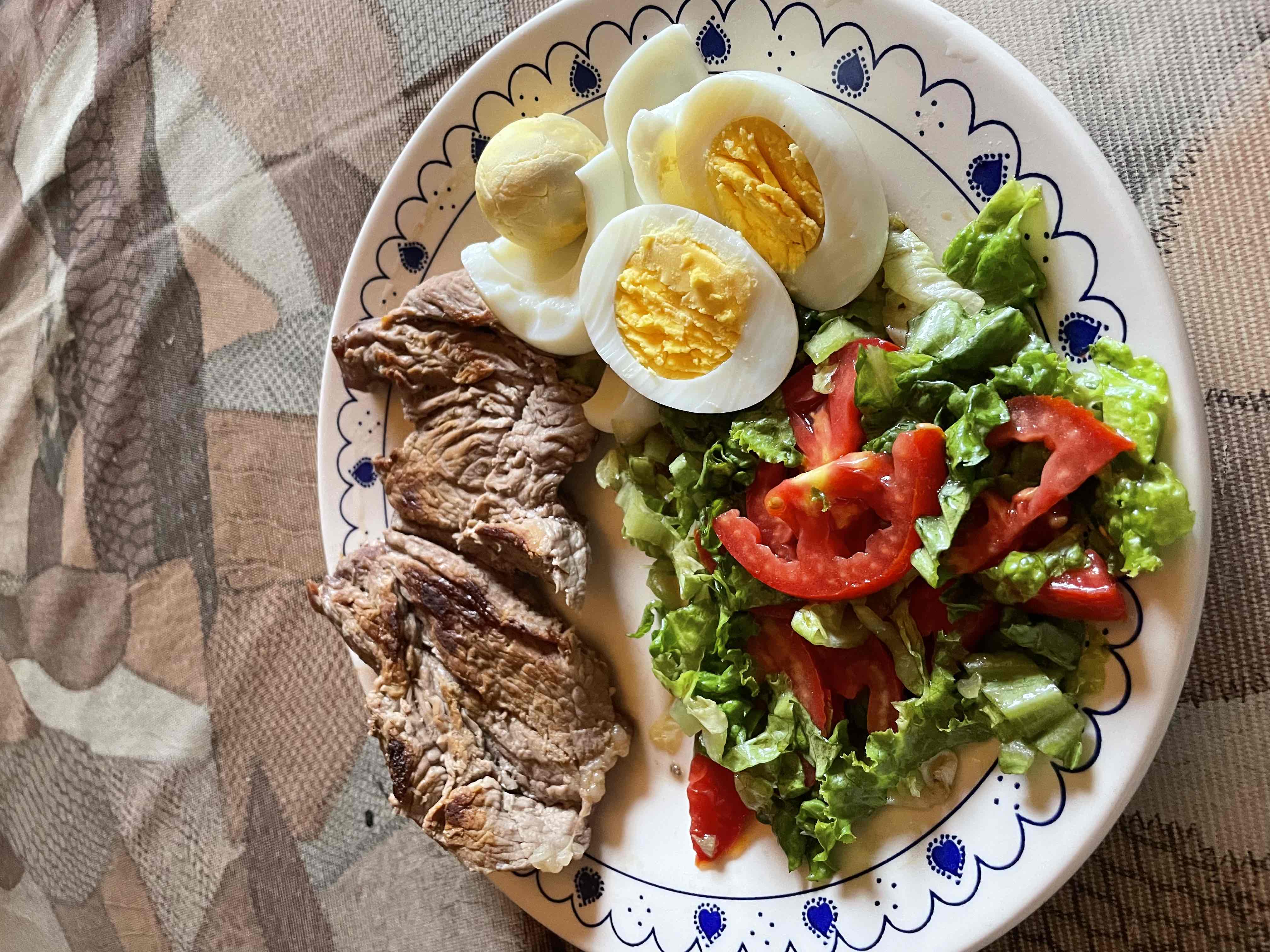 Carne con ensalada y huevo