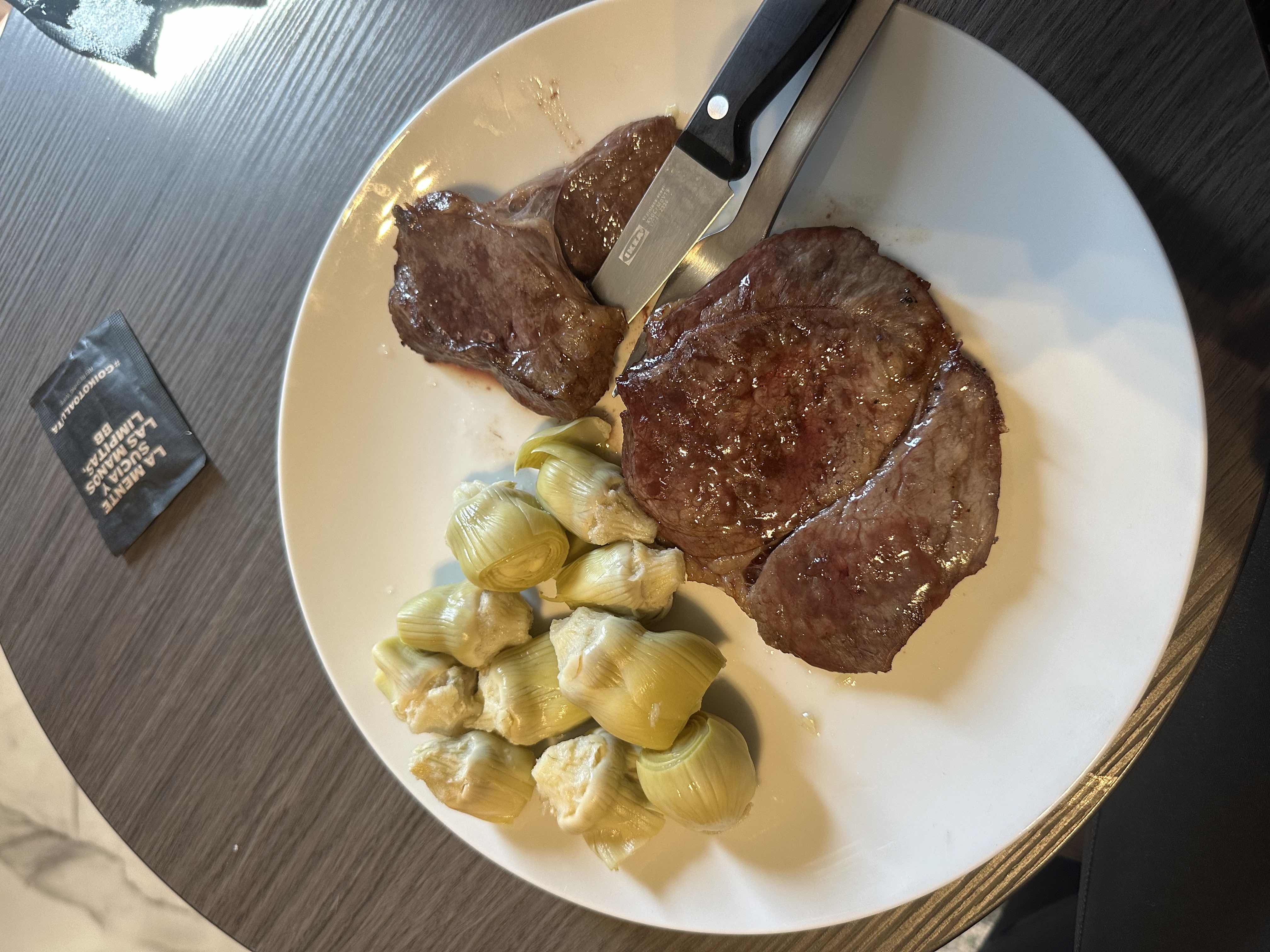 Bistec con alcachofas