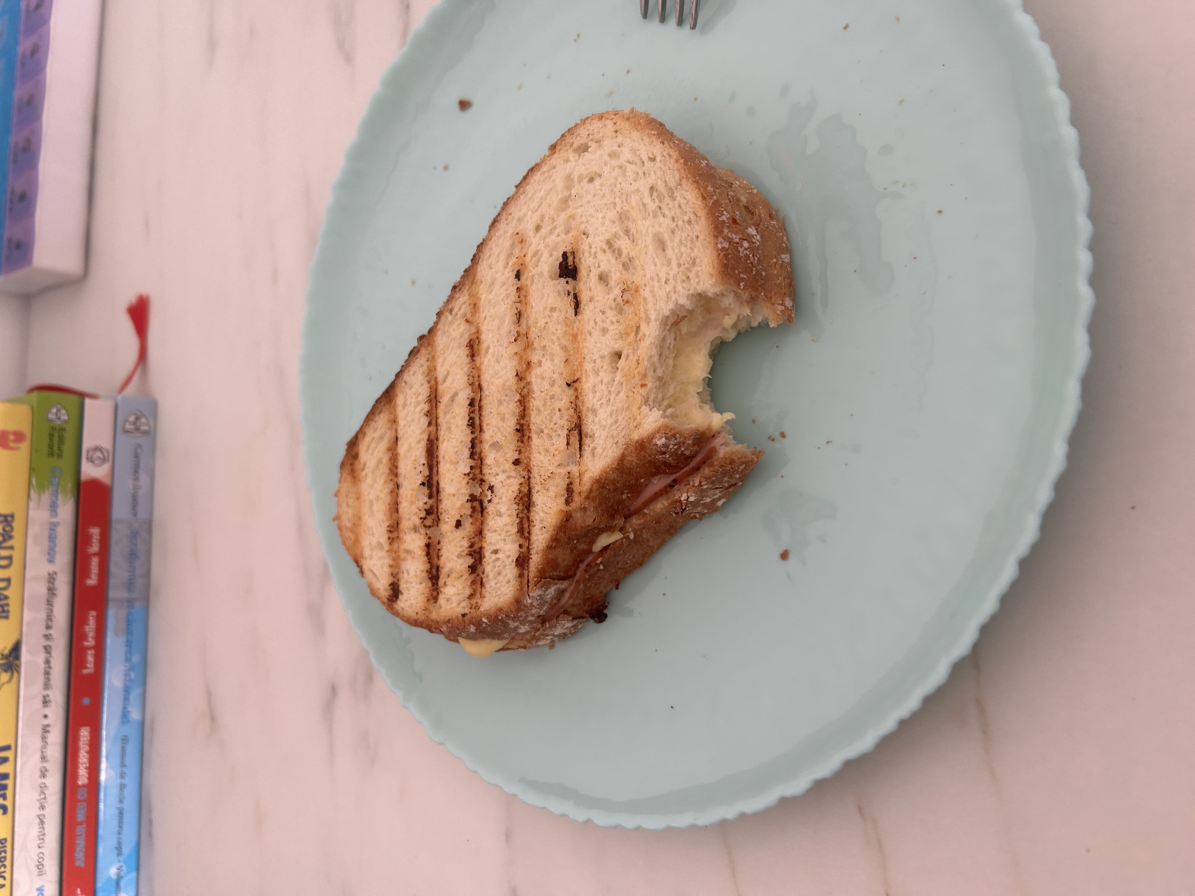 Sandviș cald cu brânză