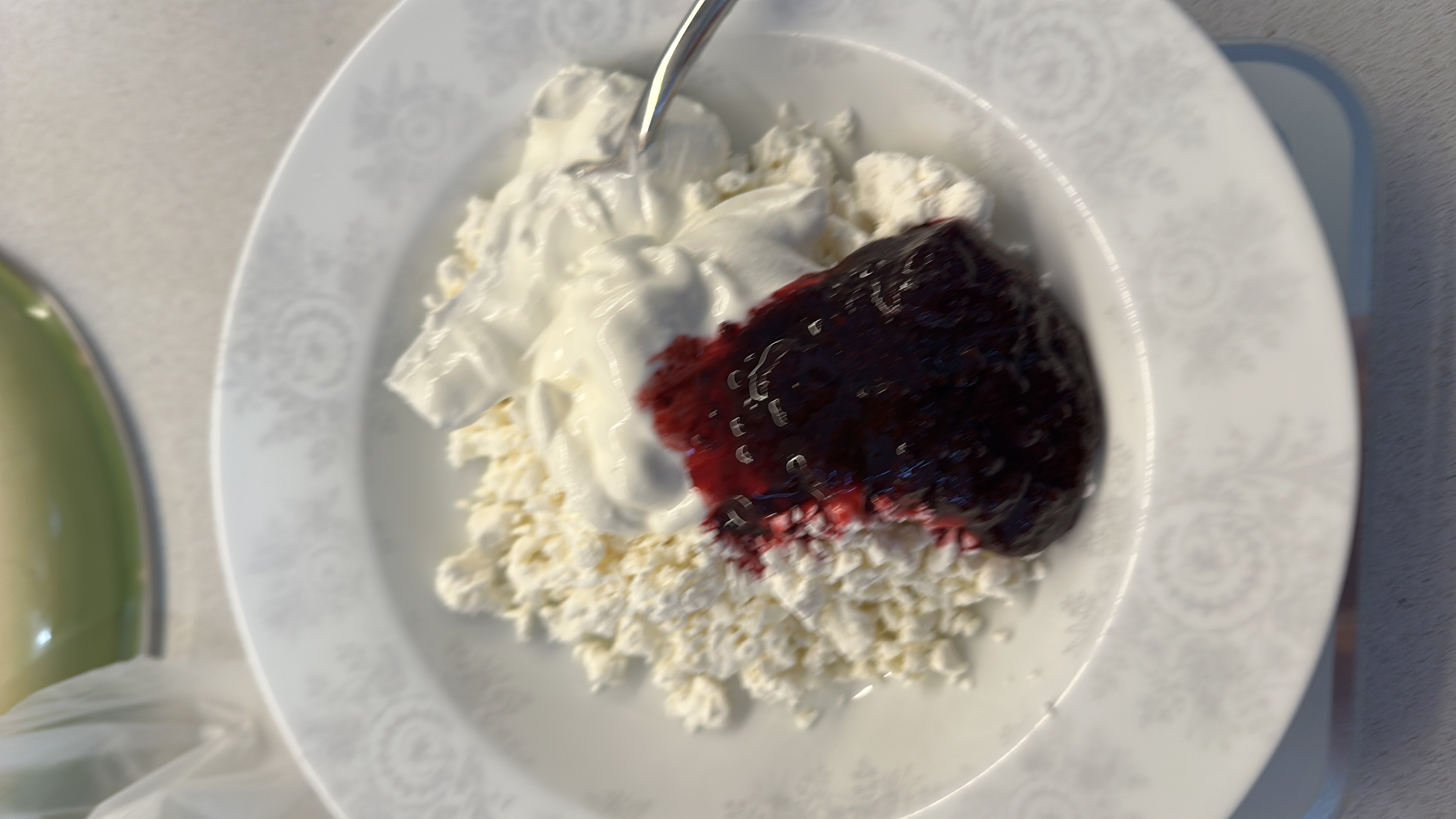 Творог с йогуртом и вареньем