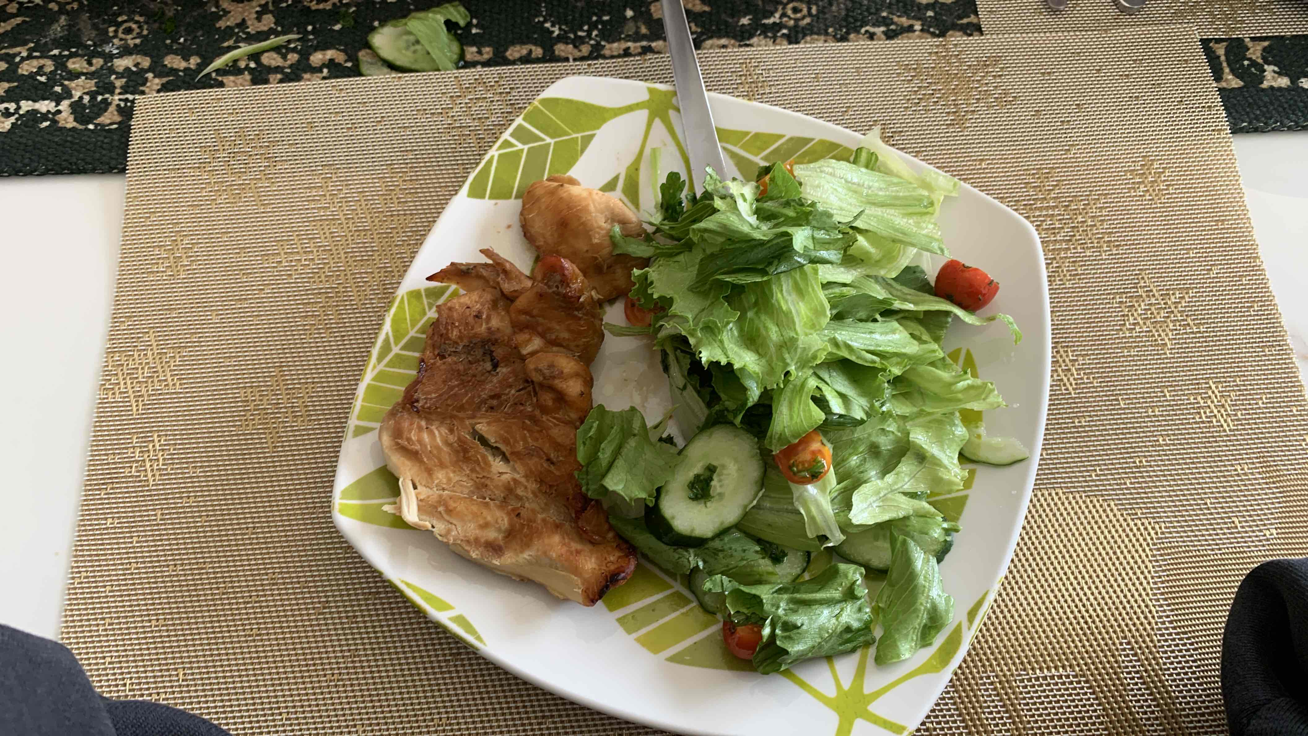 Pollo asado con ensalada