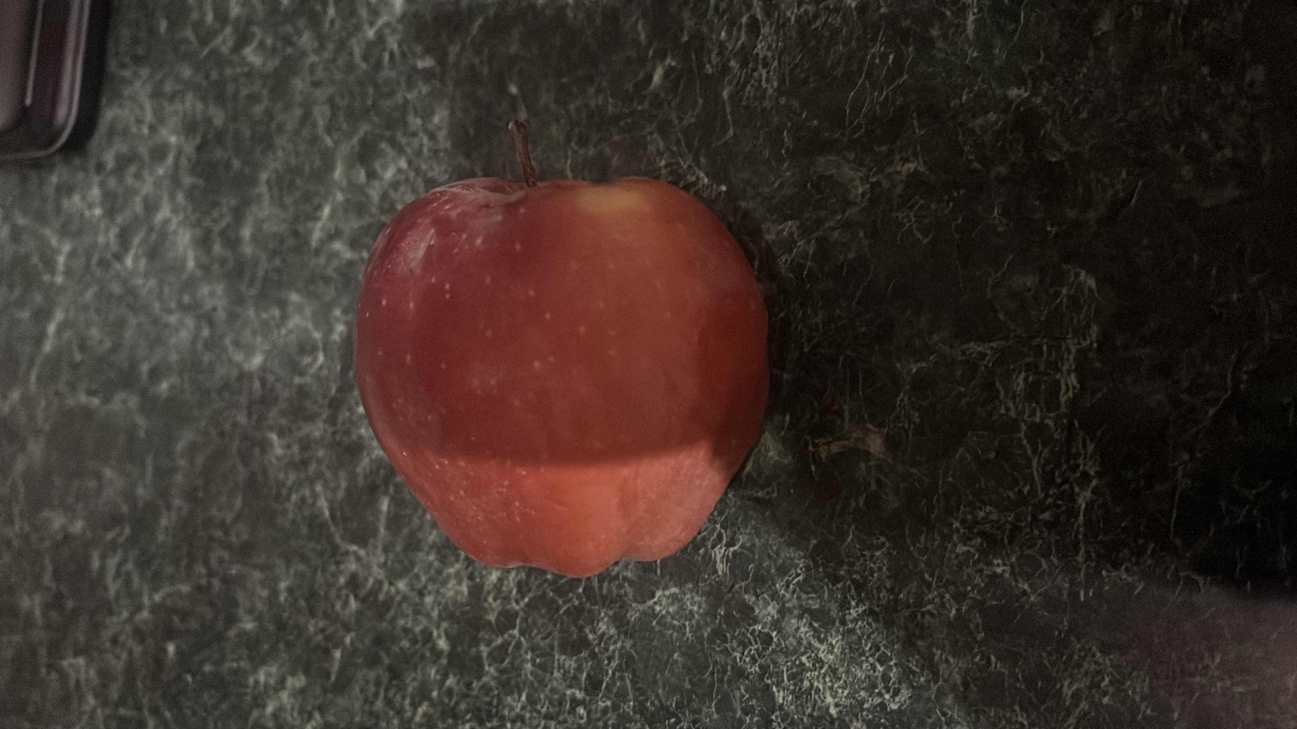 Красное яблоко