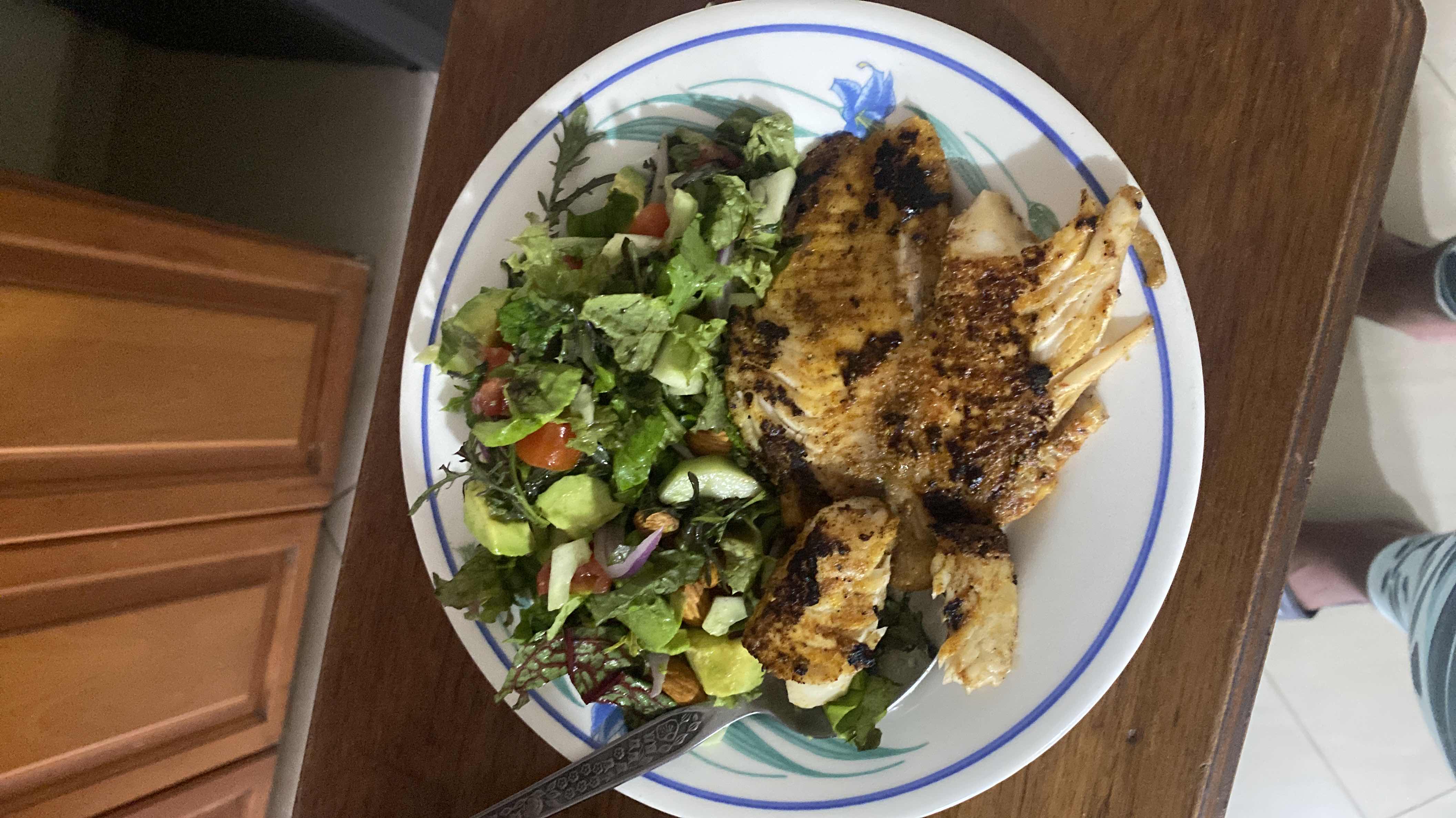 Pescado a la plancha con ensalada