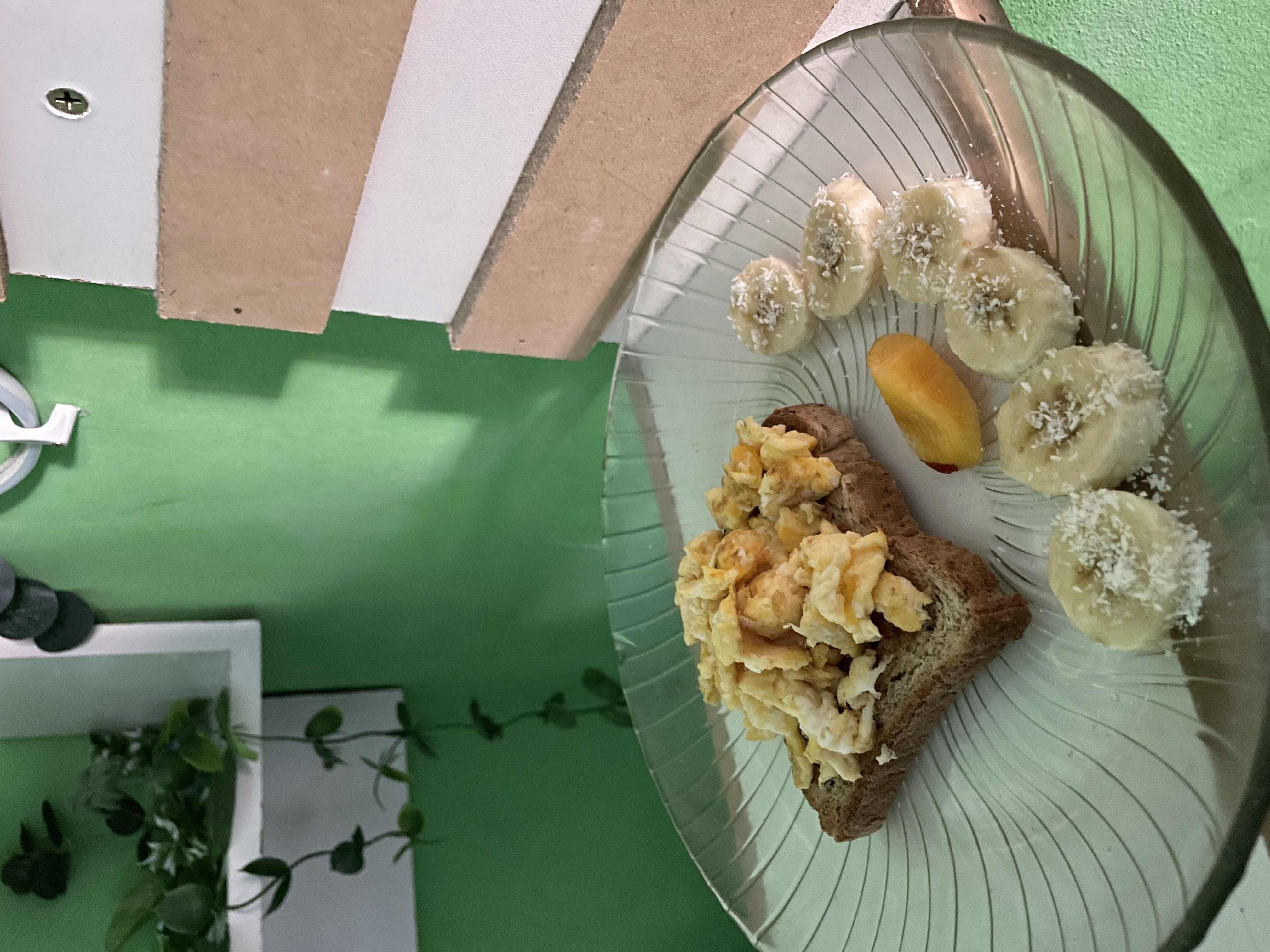 Tostada con huevo y fruta