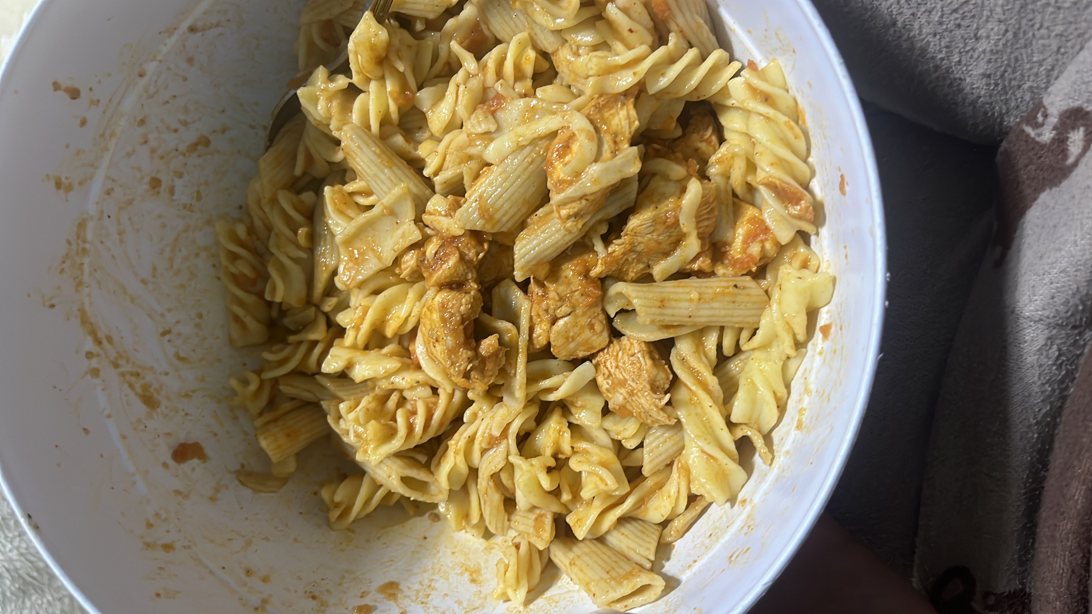 Pâtes au poulet épicé