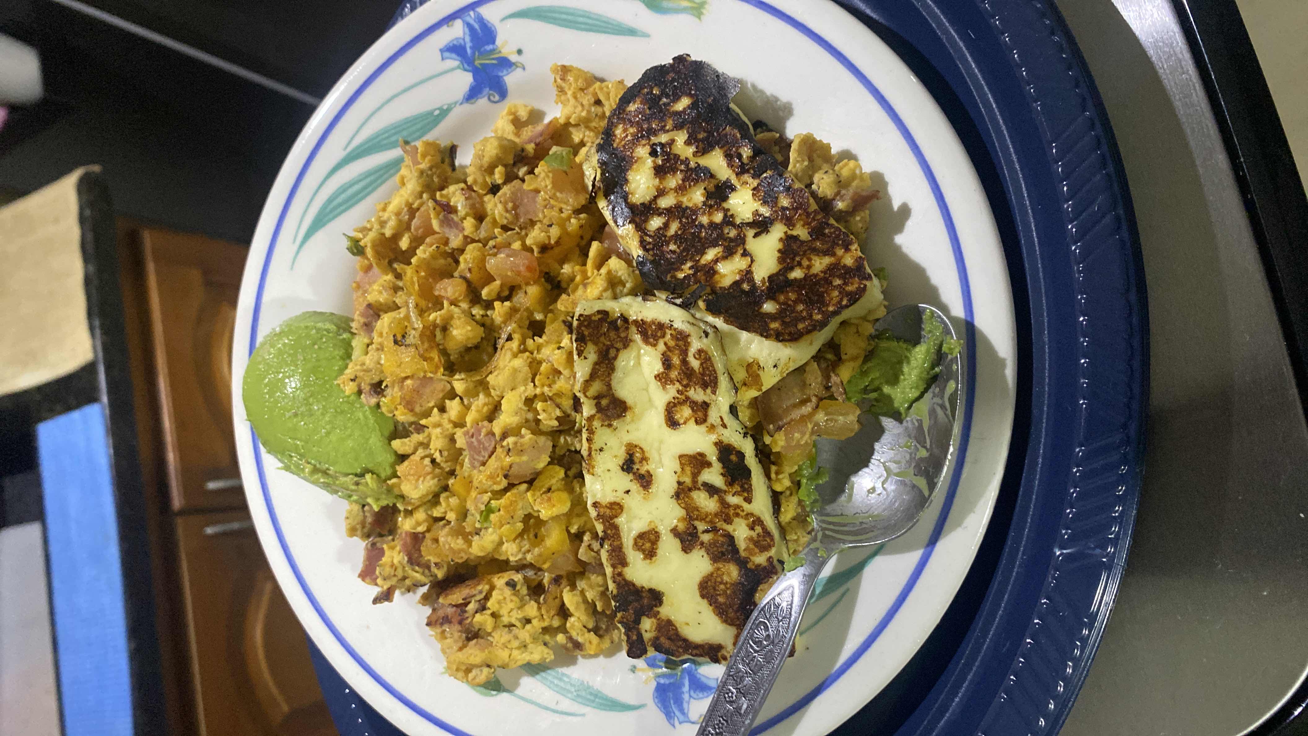 Huevos revueltos con queso