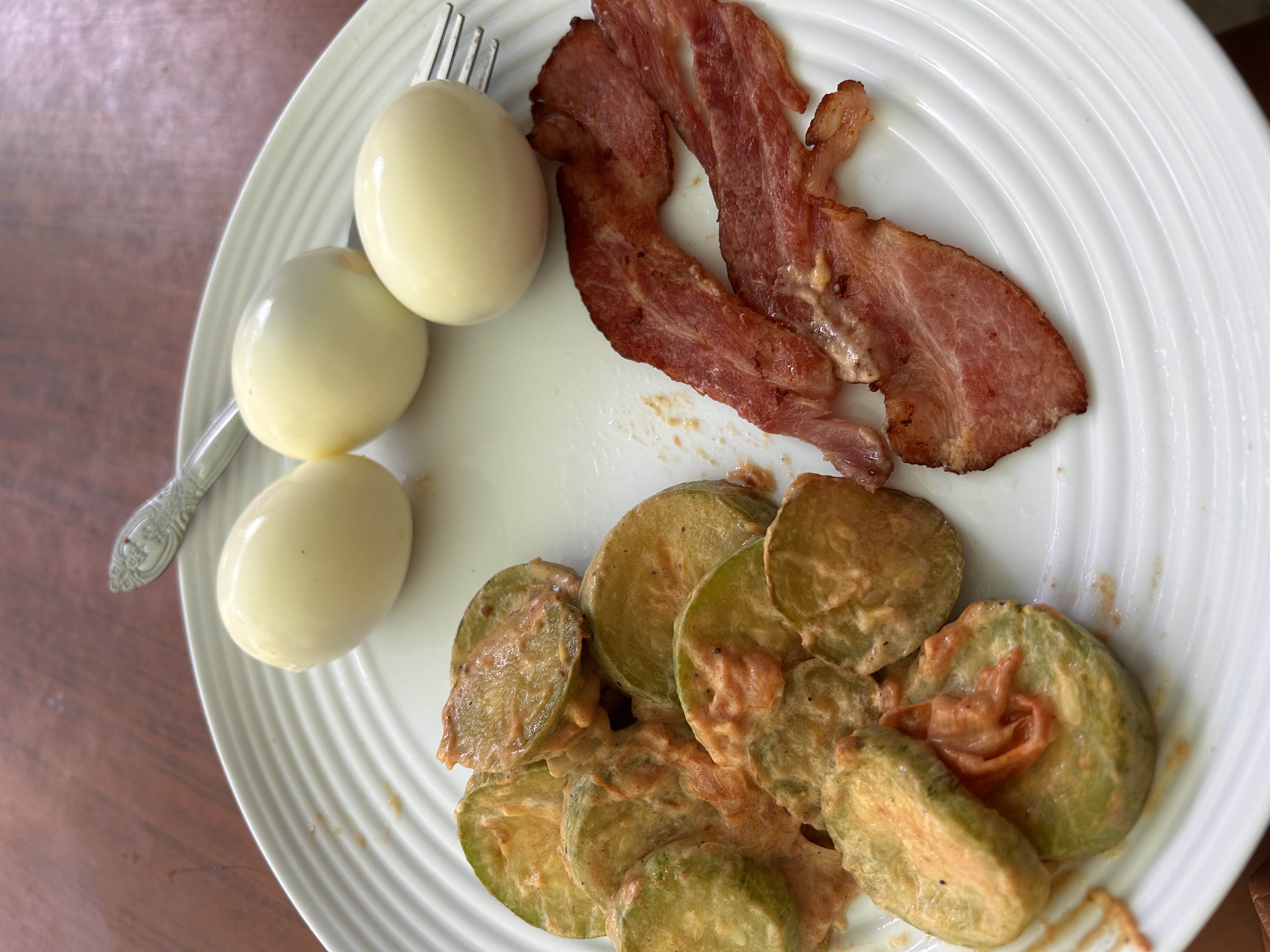 Huevos con tocino y calabacín