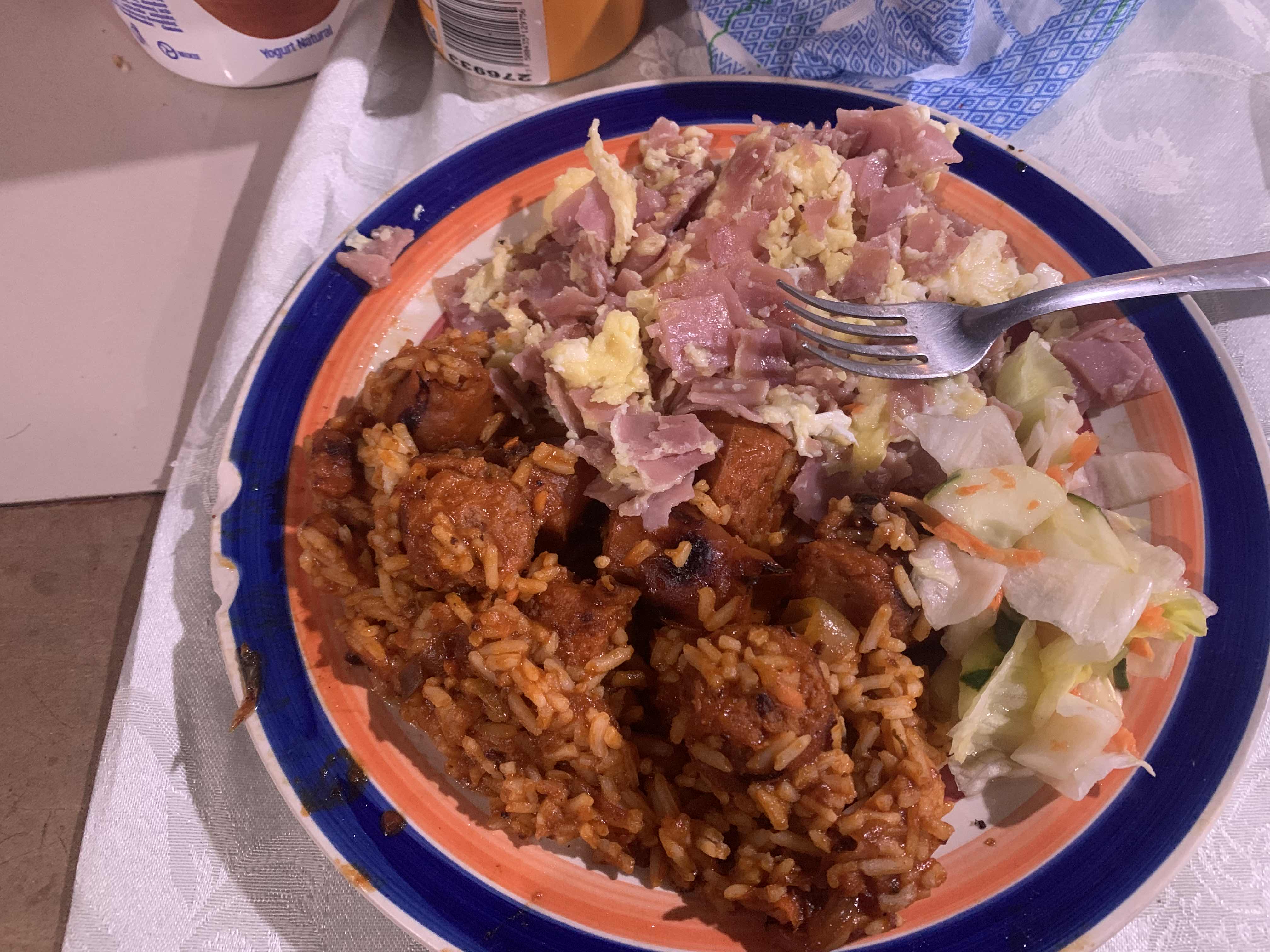 Arroz con carne y ensalada
