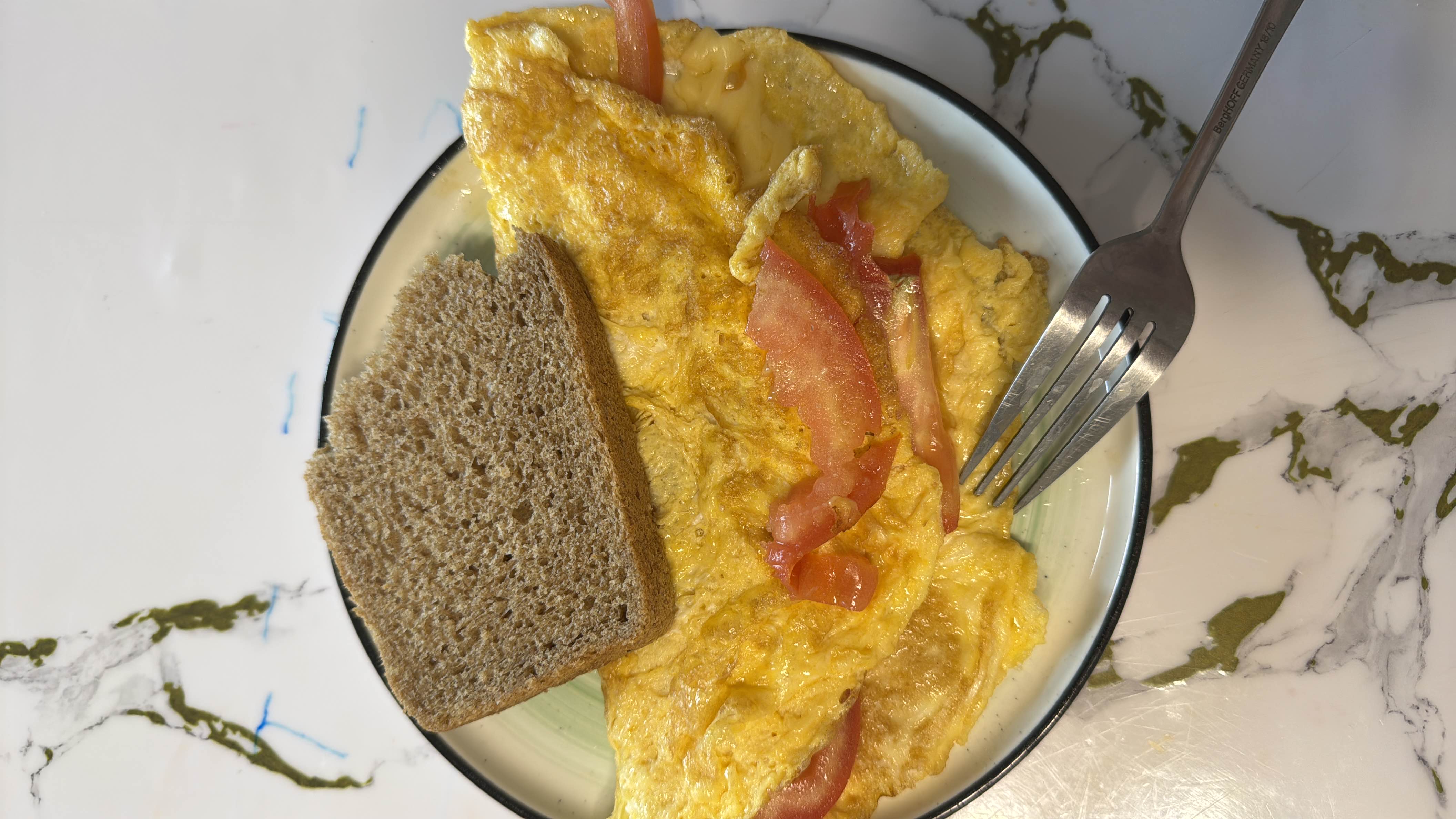 Омлет с помидорами