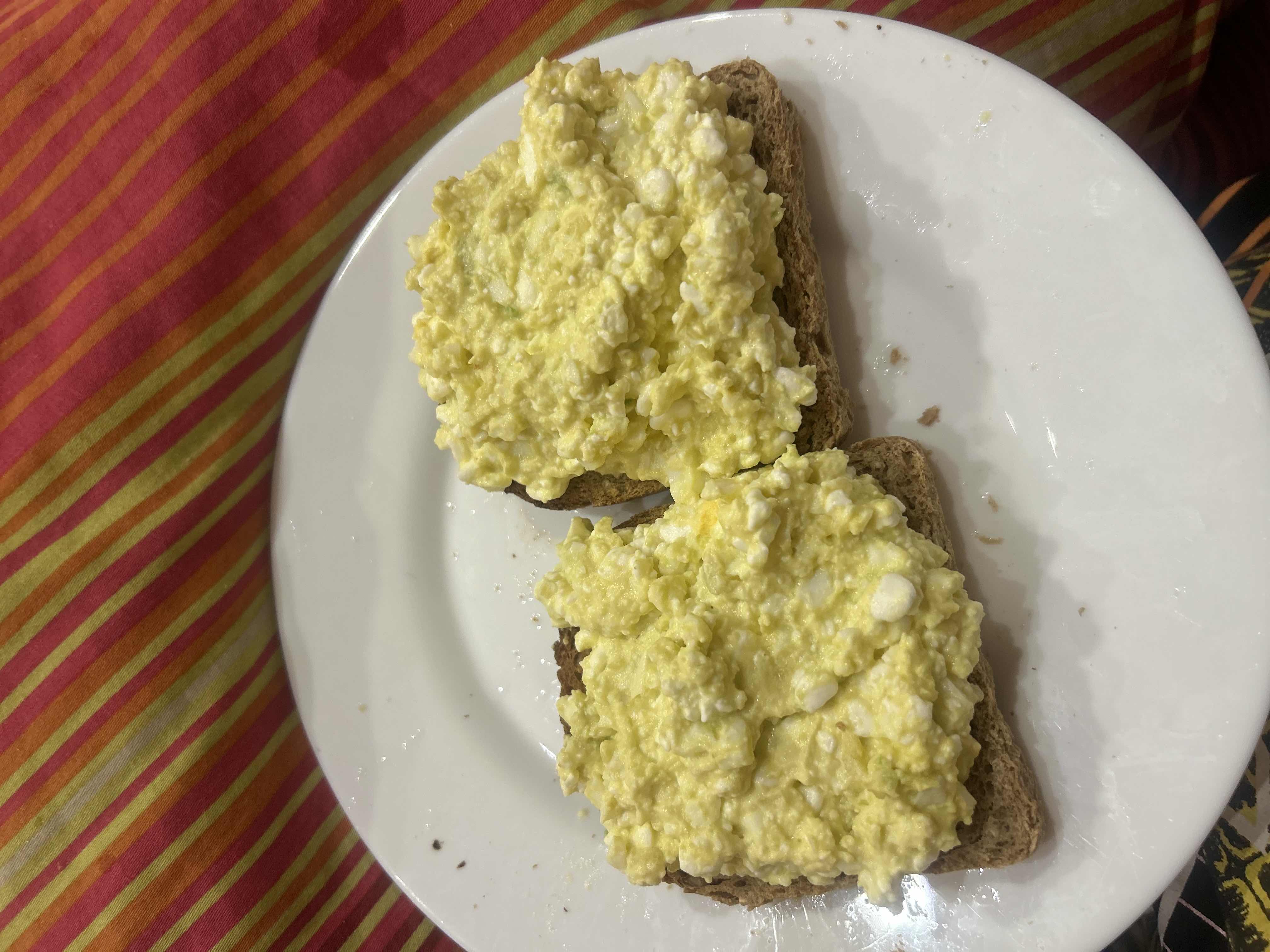 Яйчена салата върху хляб