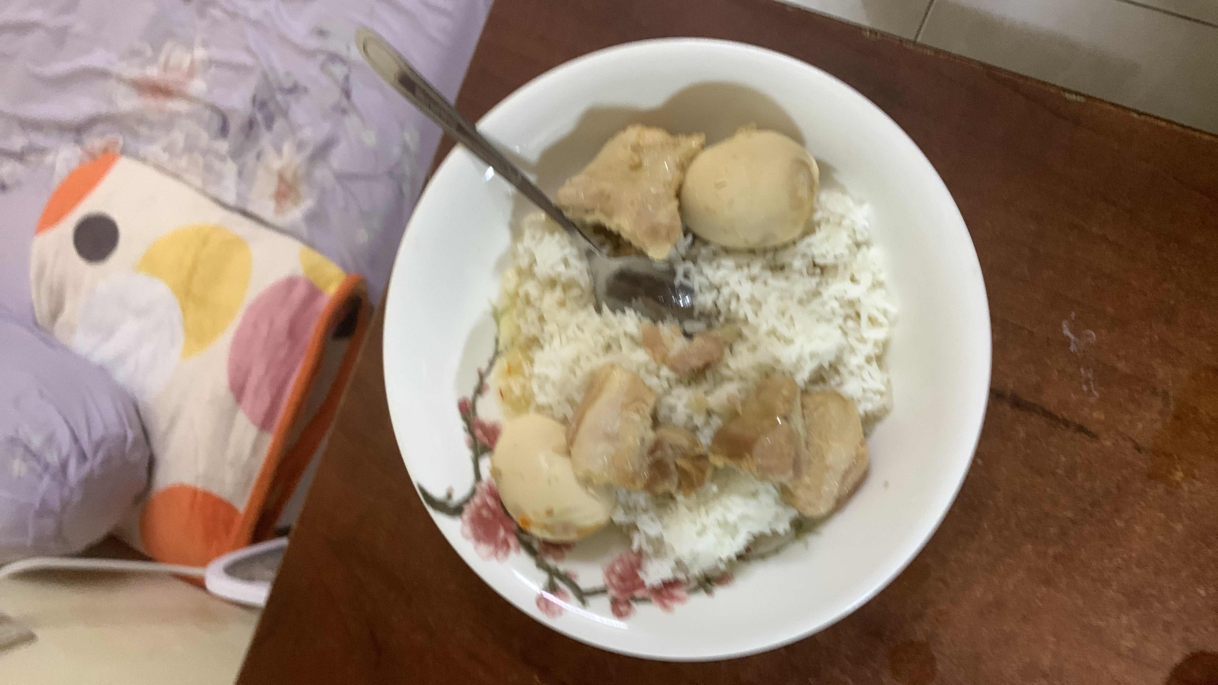 Cơm gà trứng kho