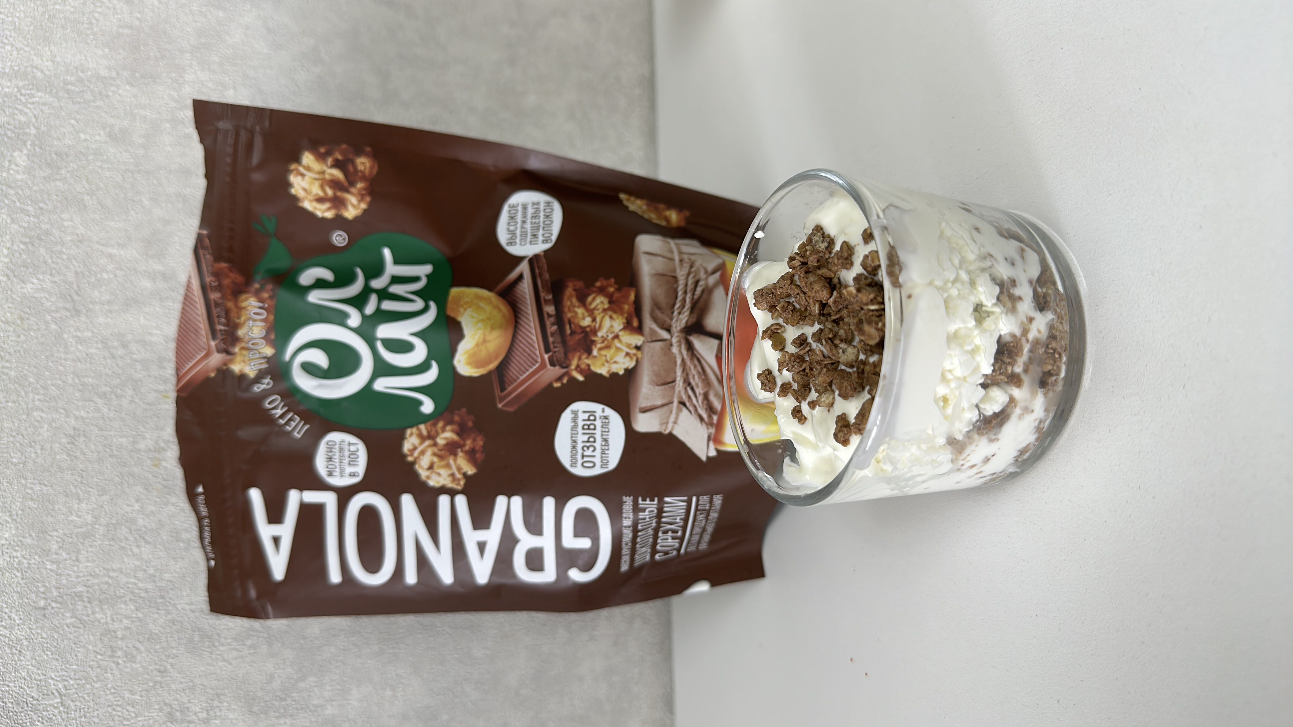 Творожный десерт с гранолой