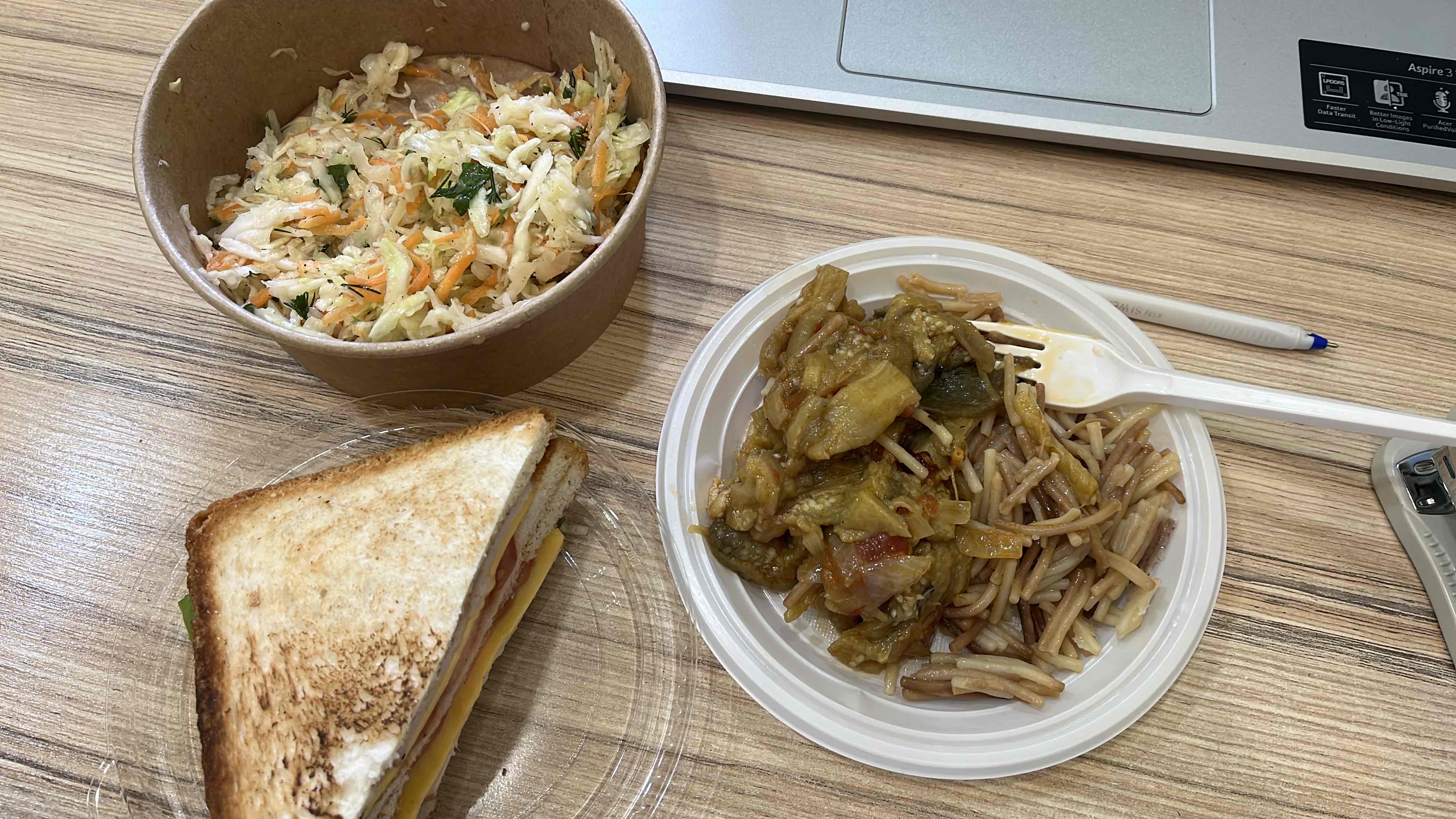 Овощной обед с сэндвичем