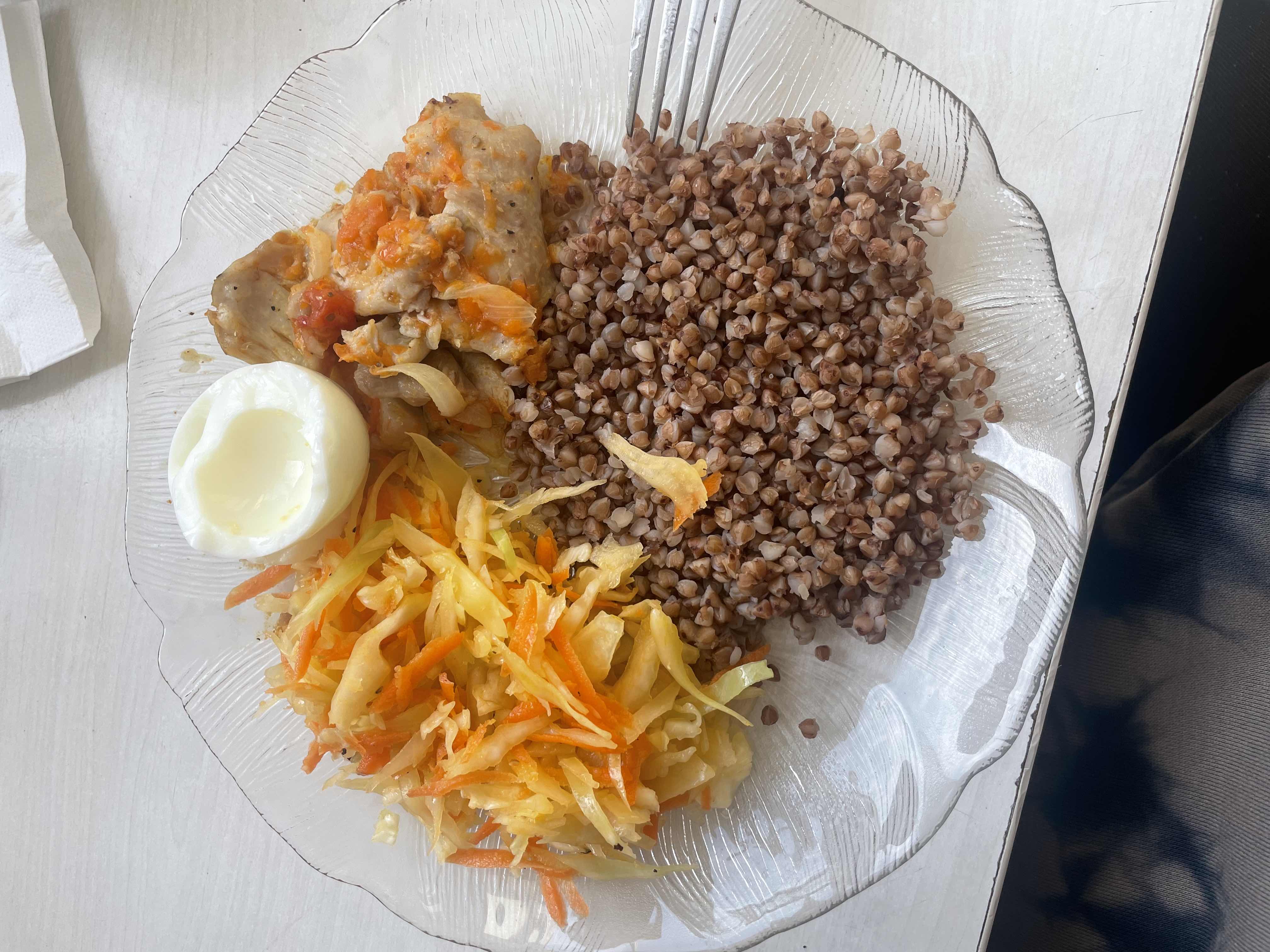 Гречка с курицей и салатом