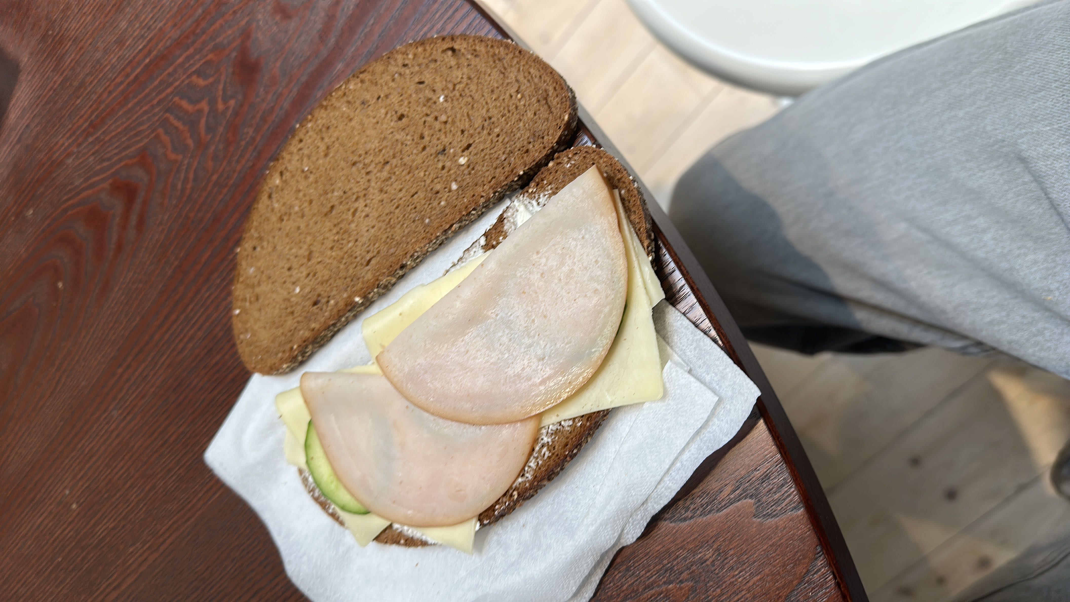 Smörgås med ost och skinka