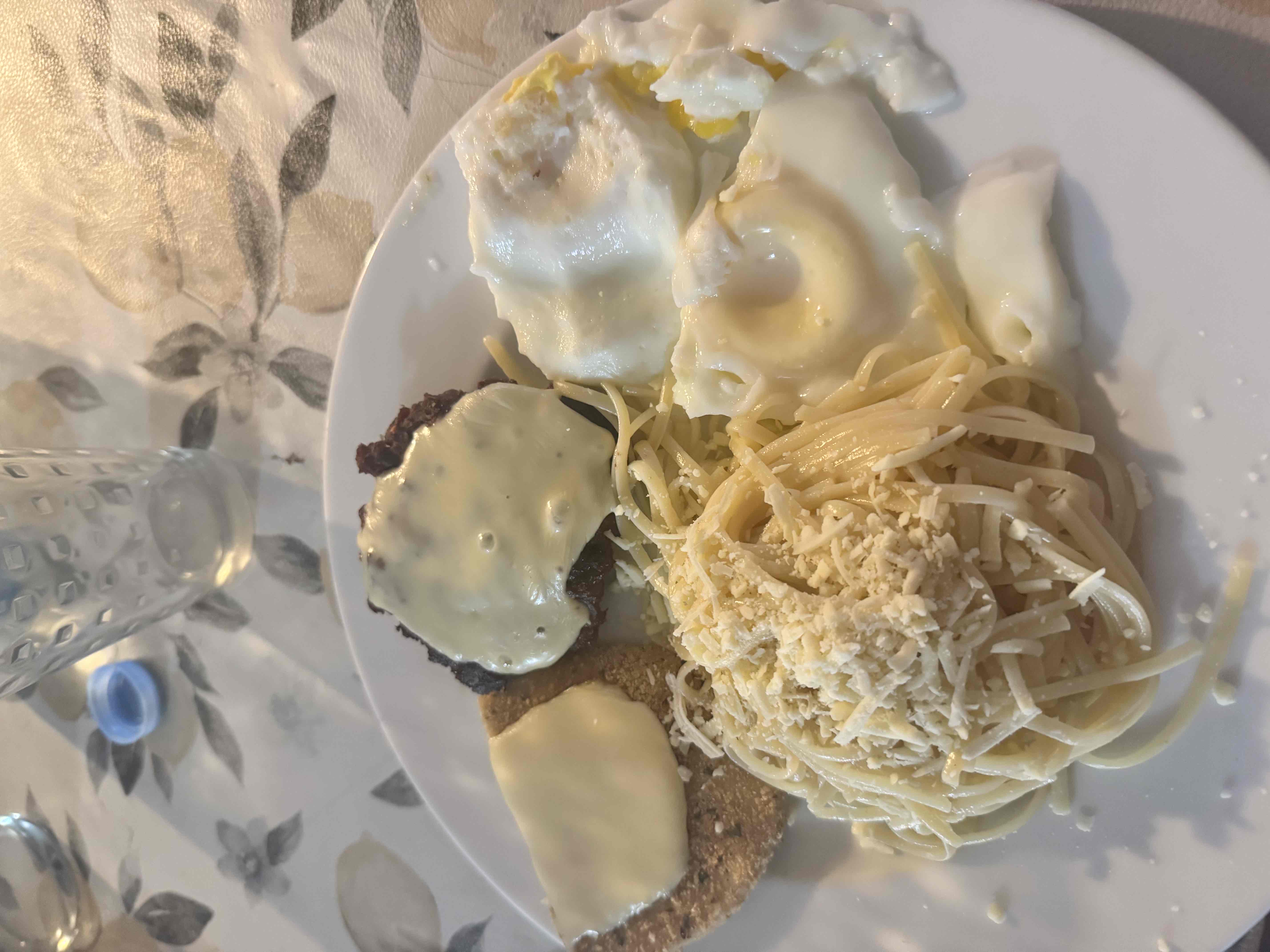 Plato de pasta y huevo