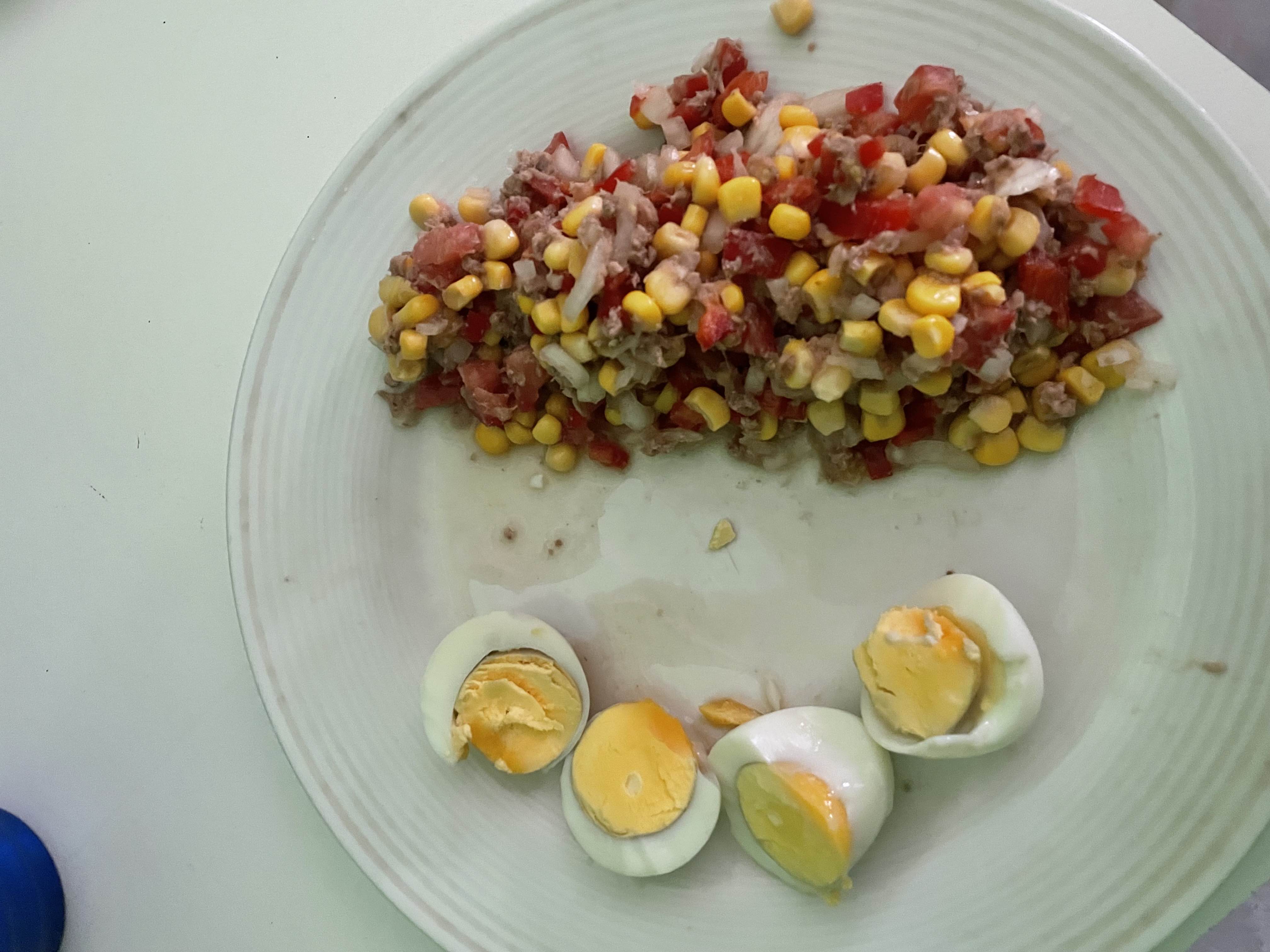 Ensalada de atún con huevo