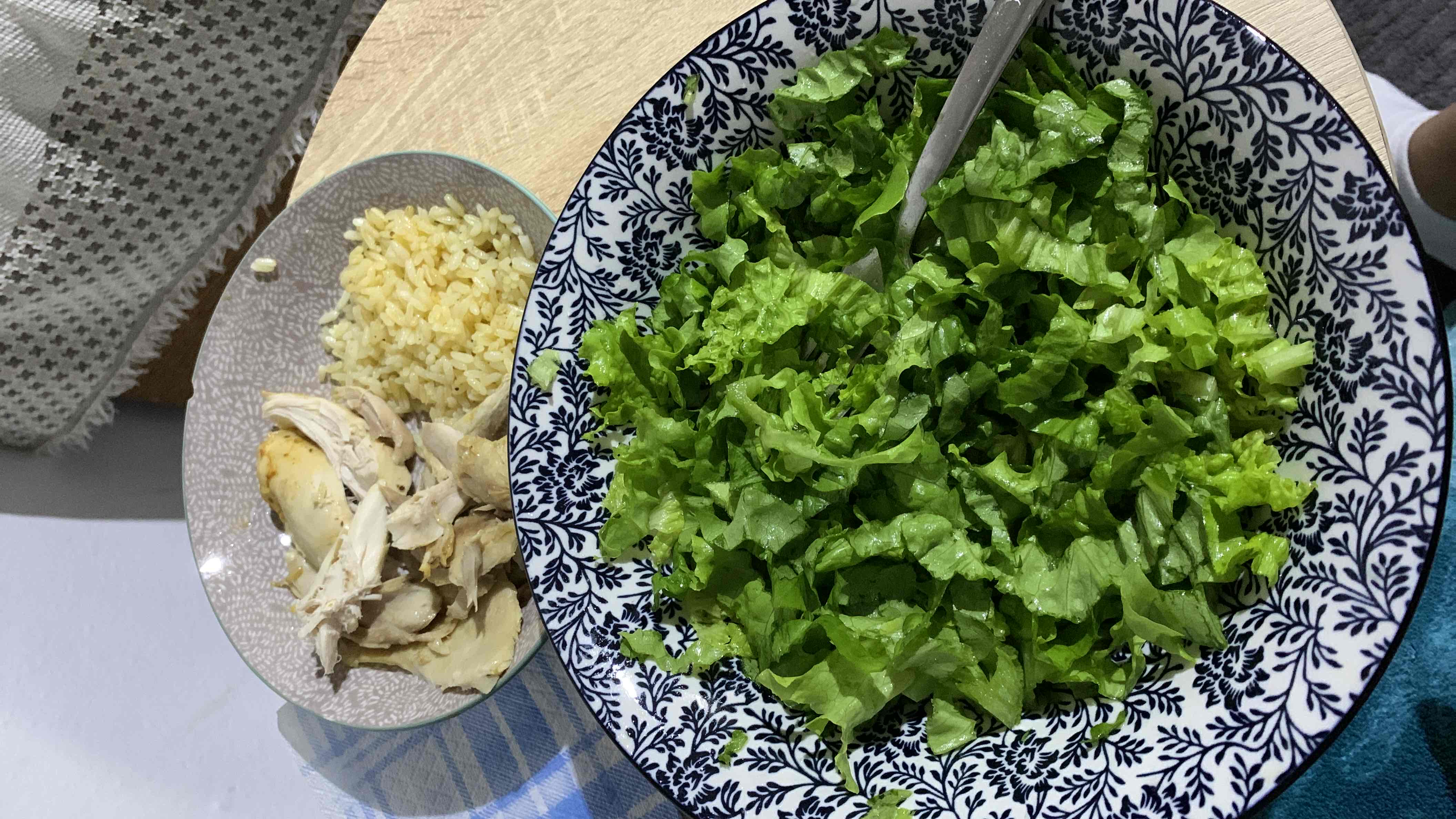 Κοτόπουλο με ρύζι και σαλάτα