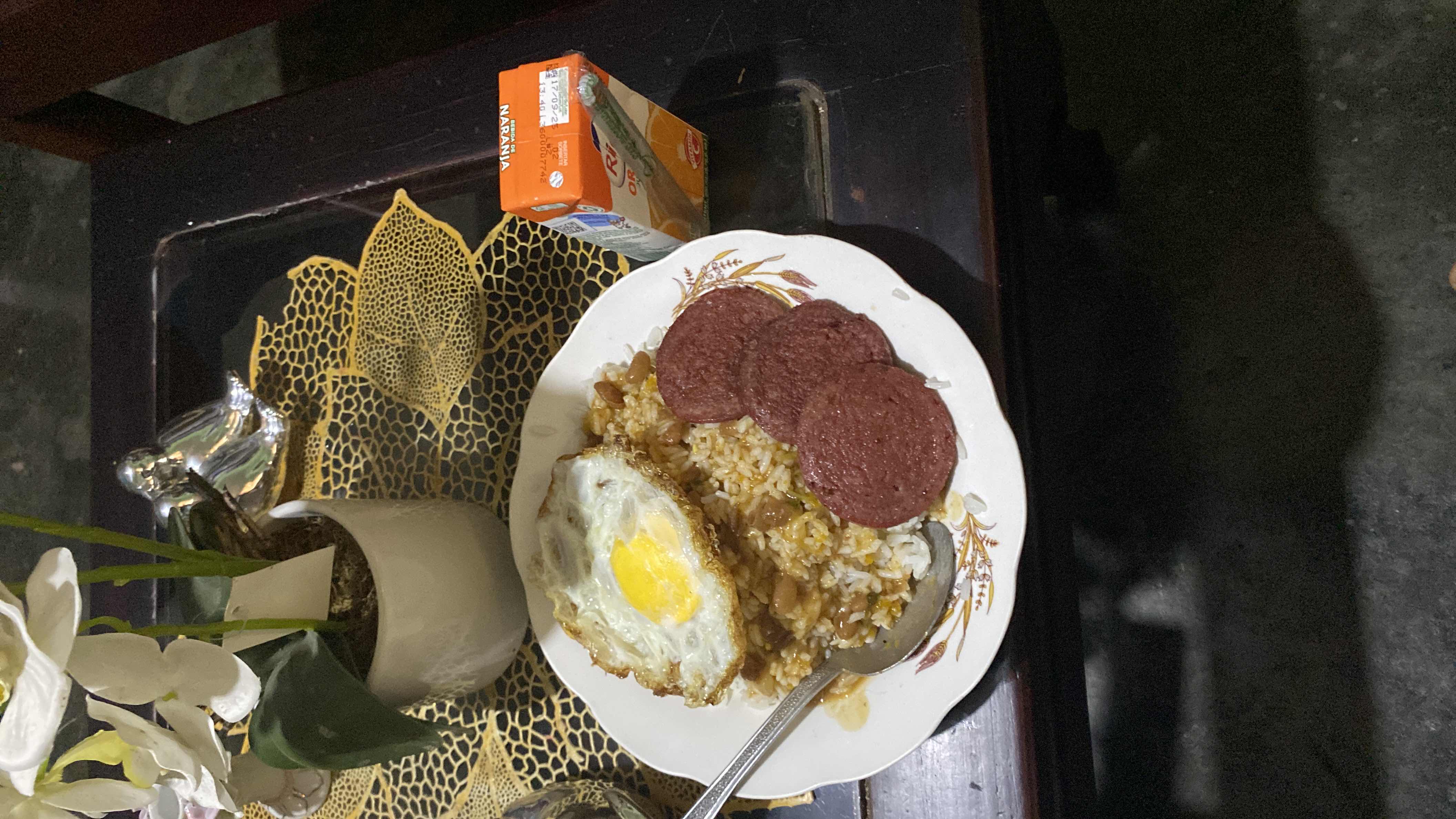 Arroz con huevo y salchicha