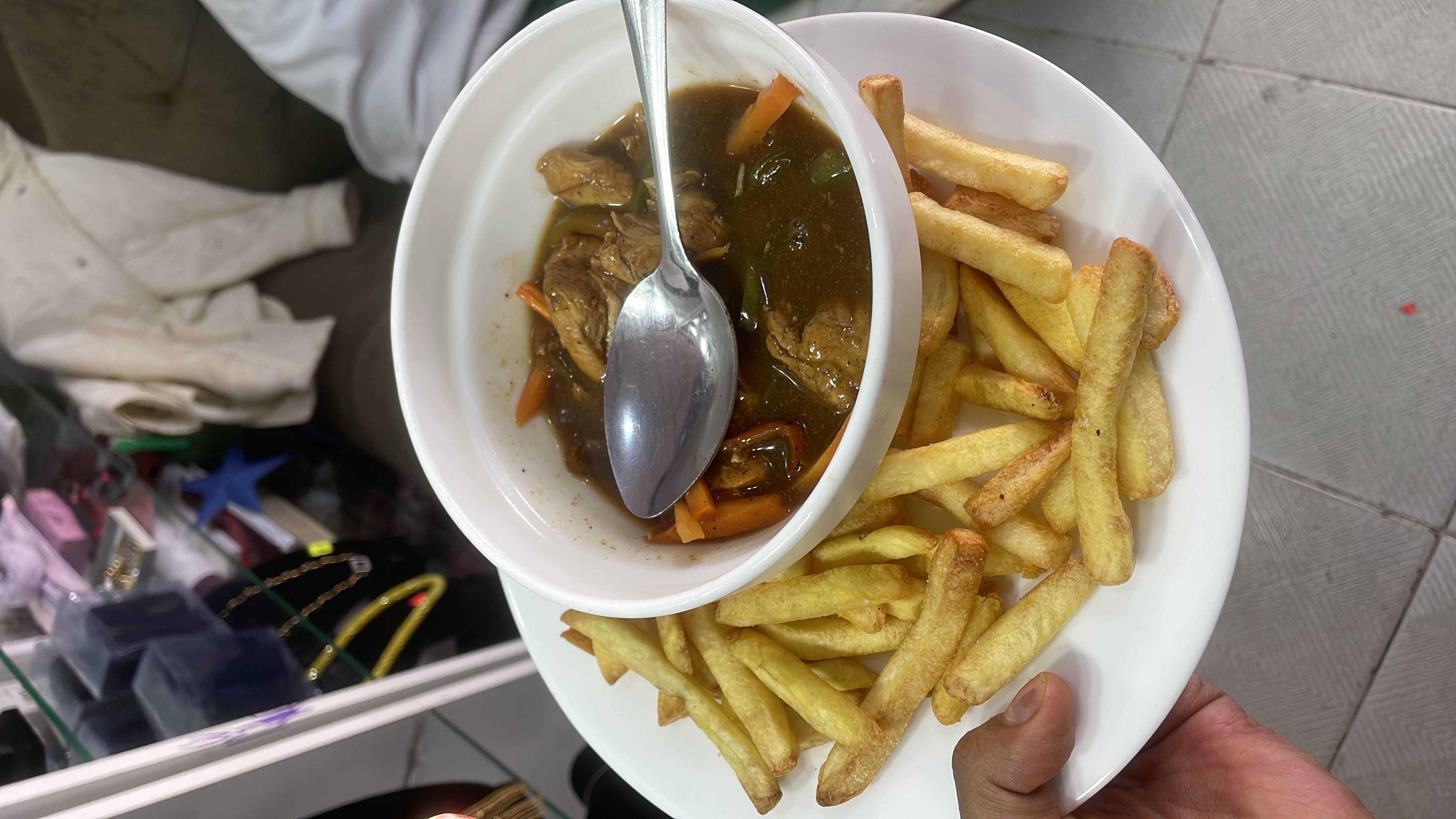 Pollo en salsa con papas