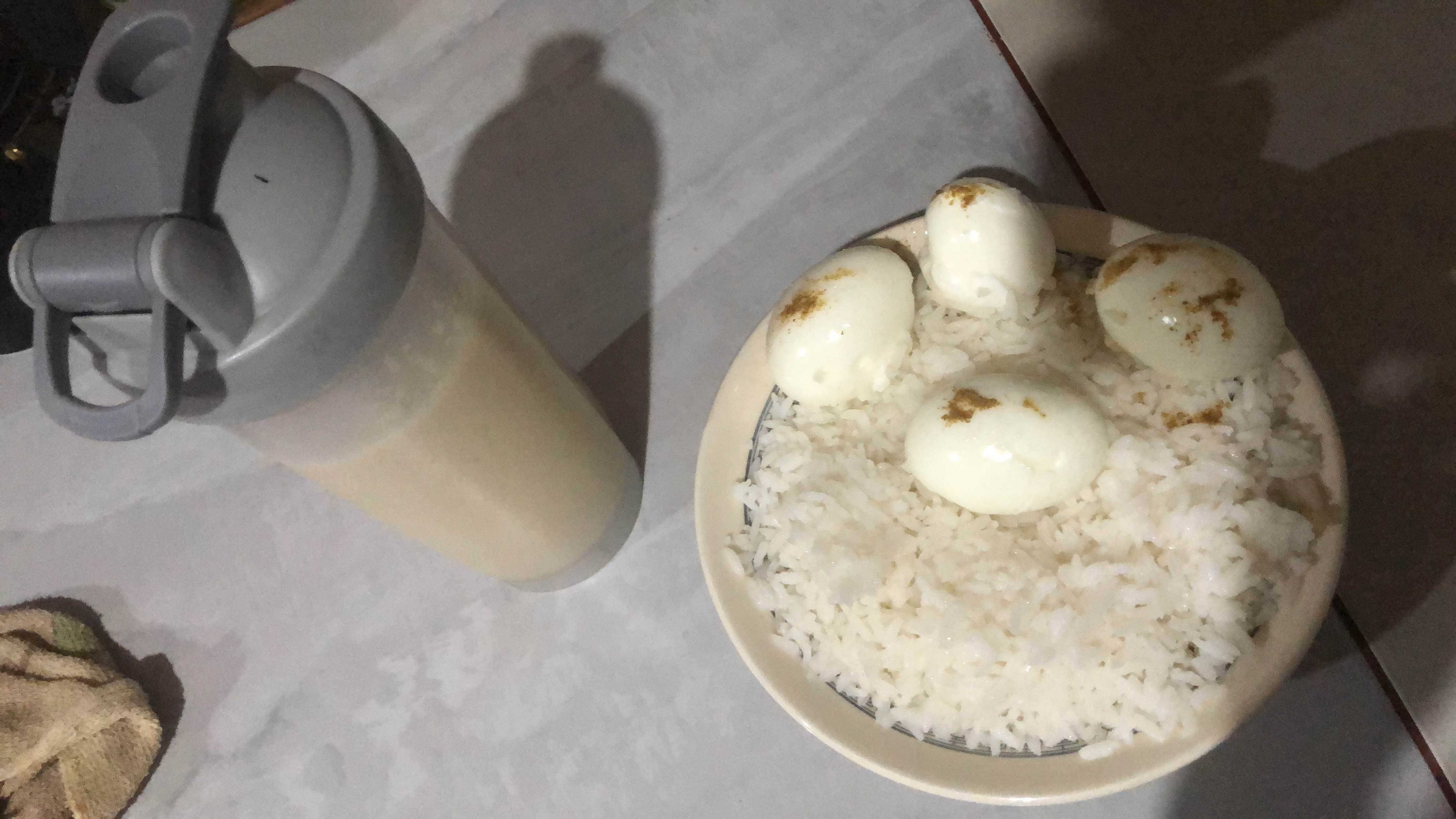 Arroz con huevos cocidos