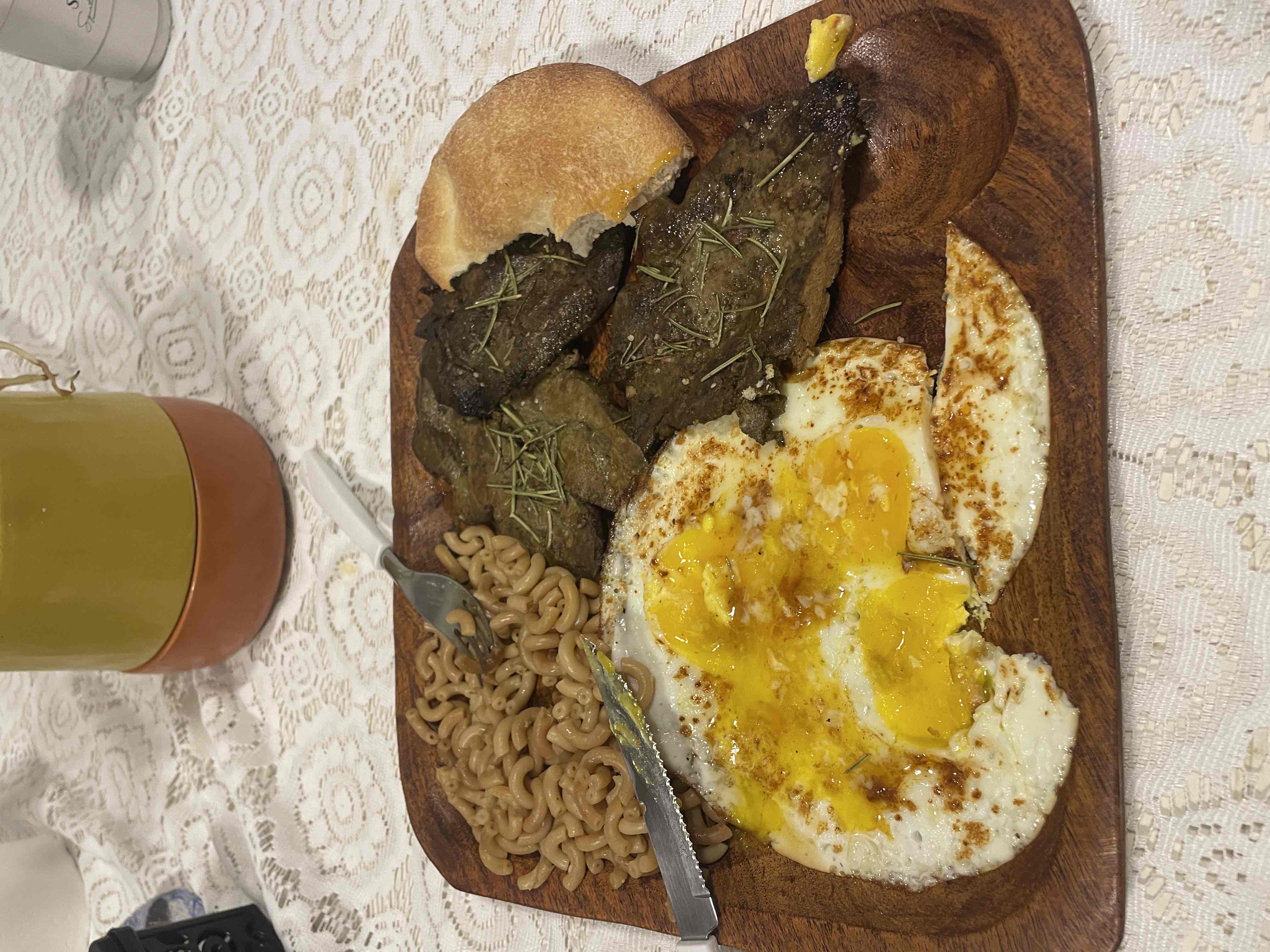 Plato de carne y huevo