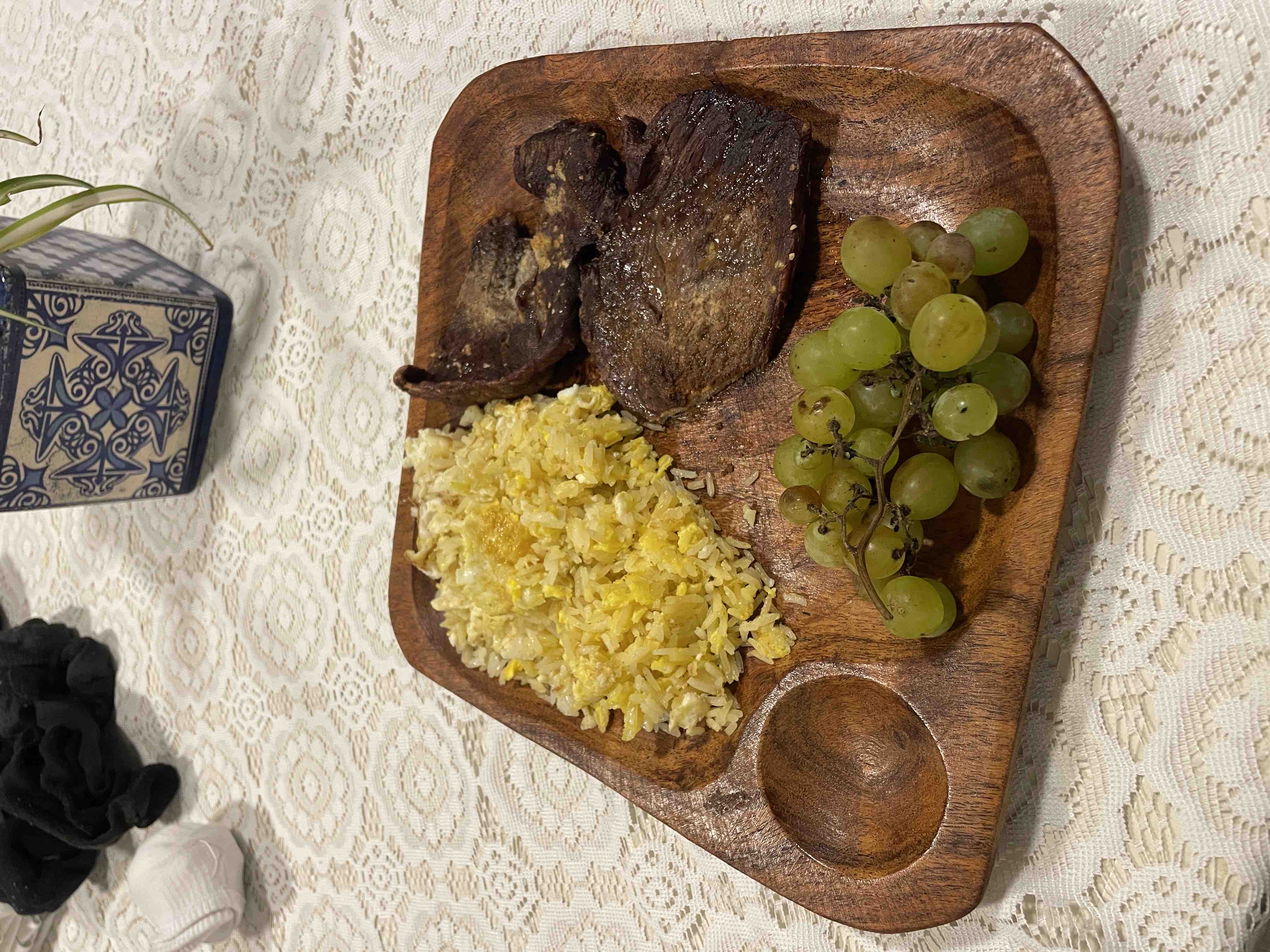 Arroz con carne y uvas