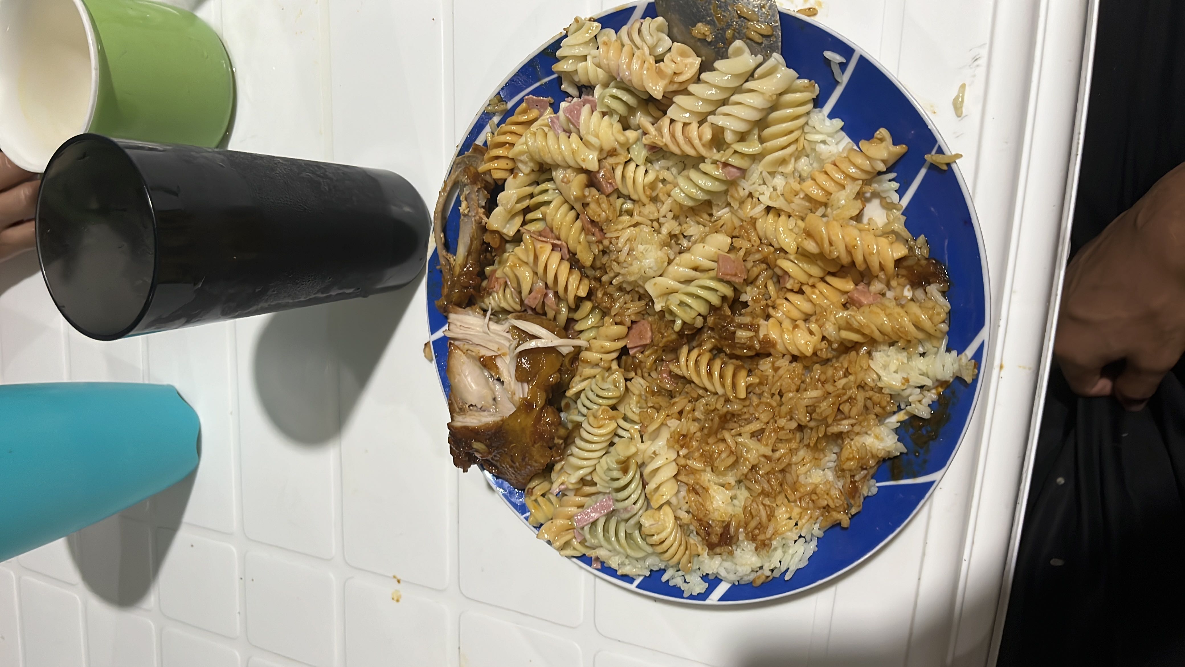 Pasta con arroz y pollo