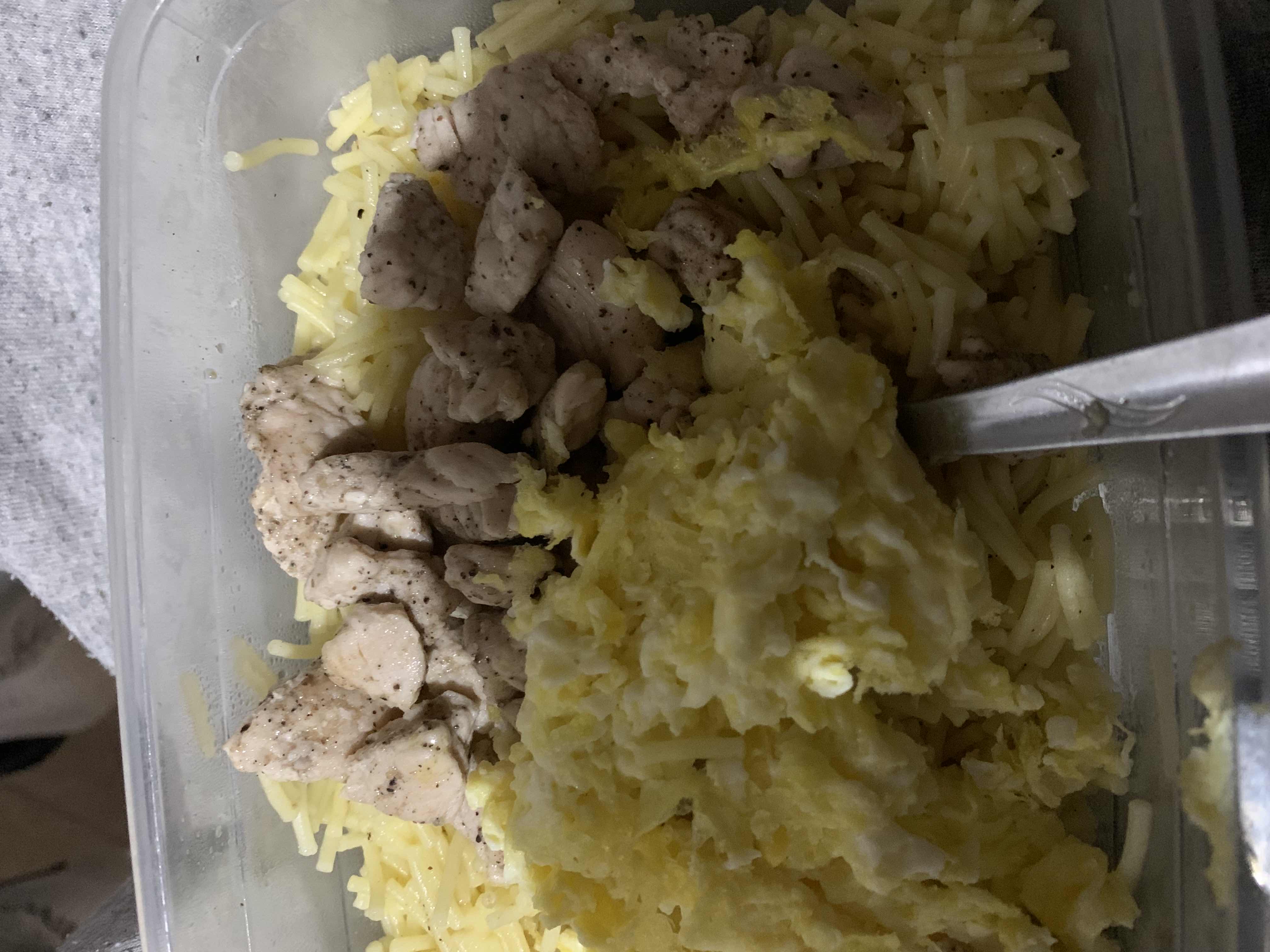 Poulet avec pâtes et œufs