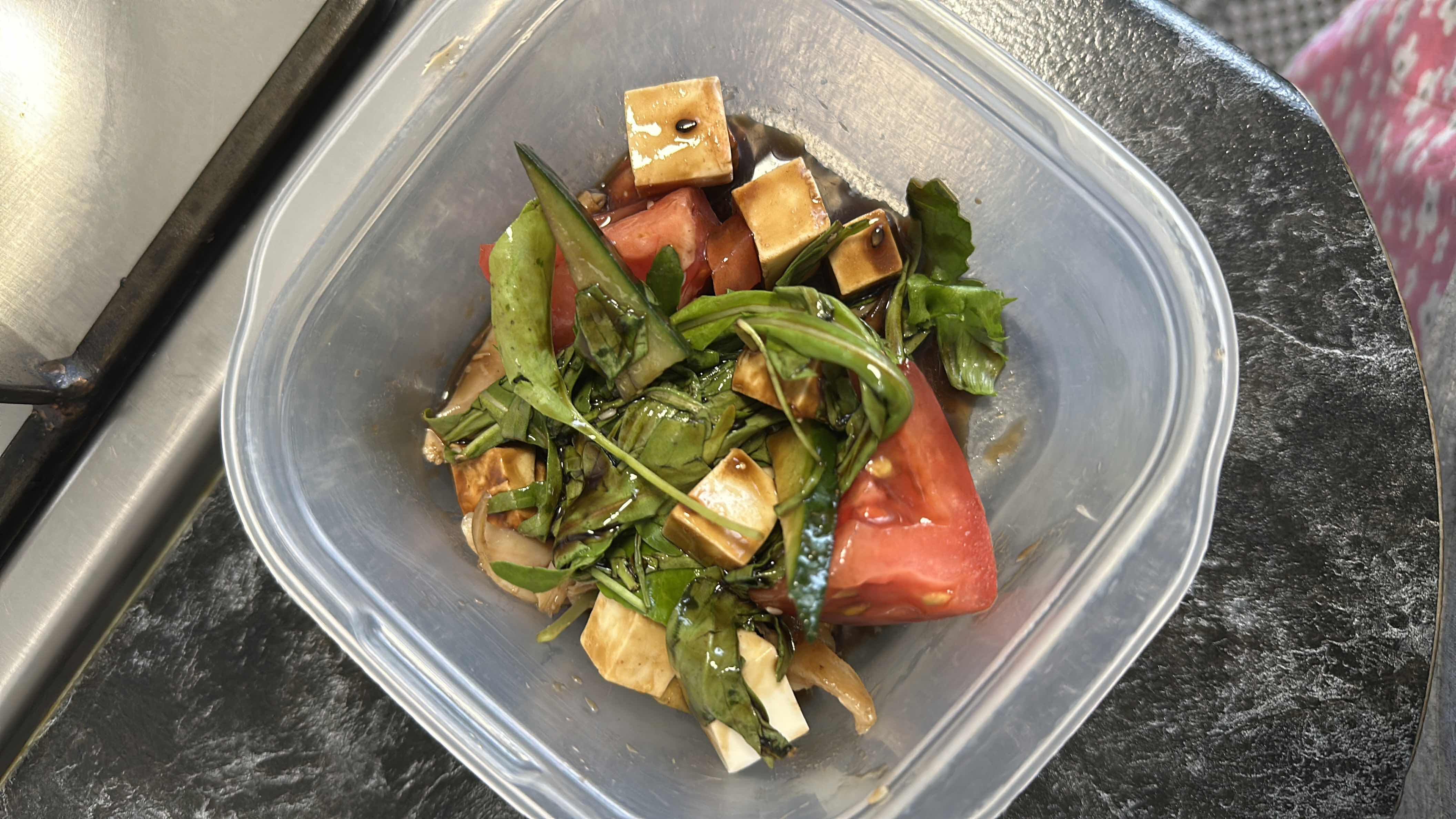 Салат с тофу и овощами