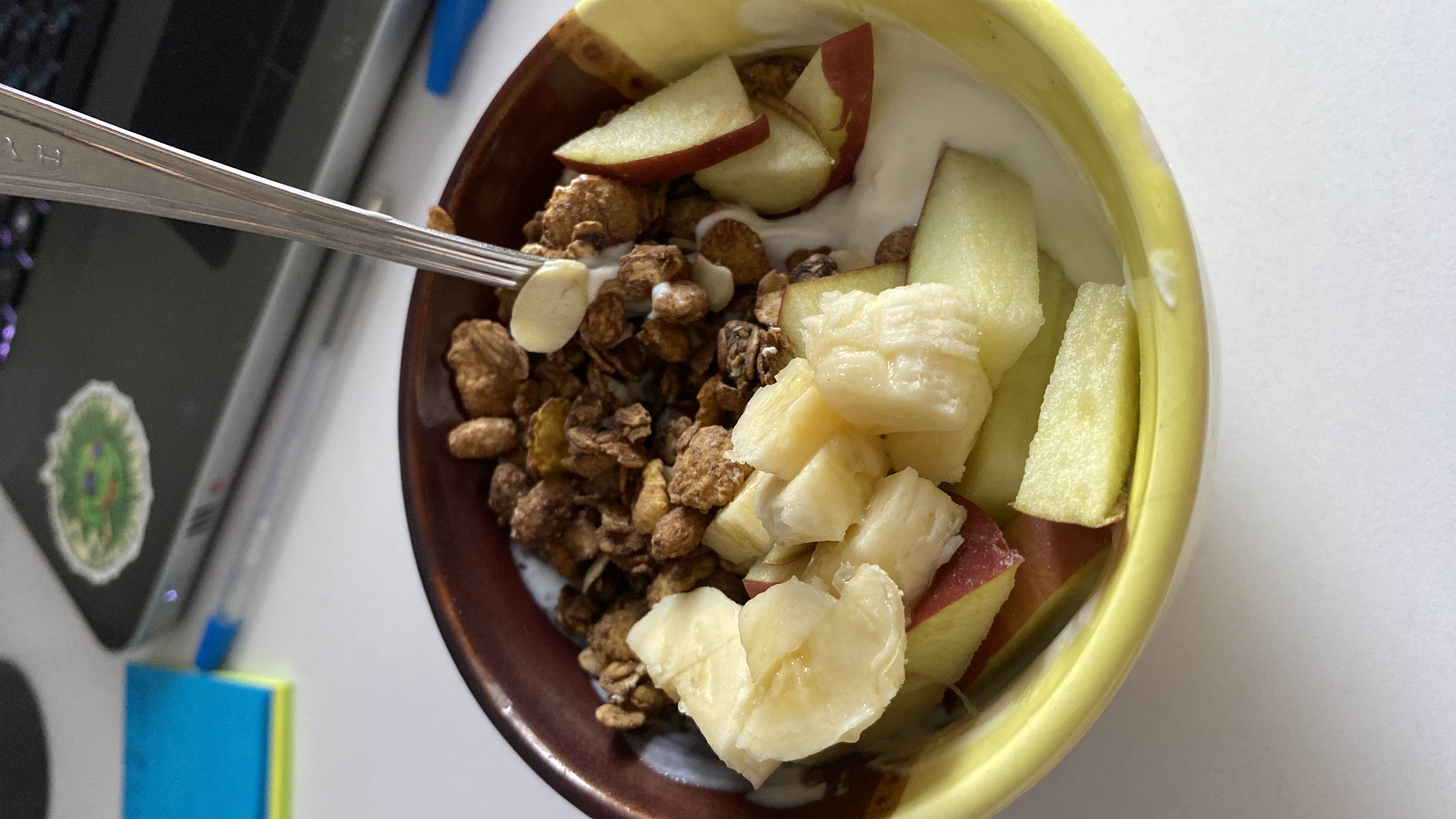 Йогурт с мюсли и фруктами