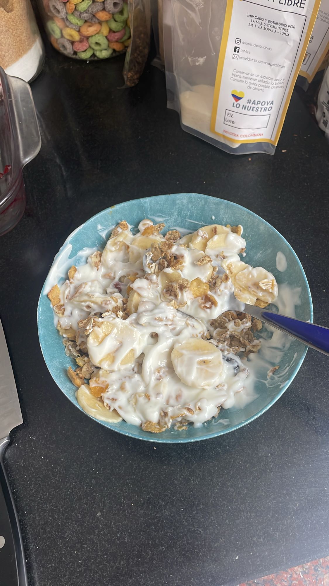 Granola con yogur y banano