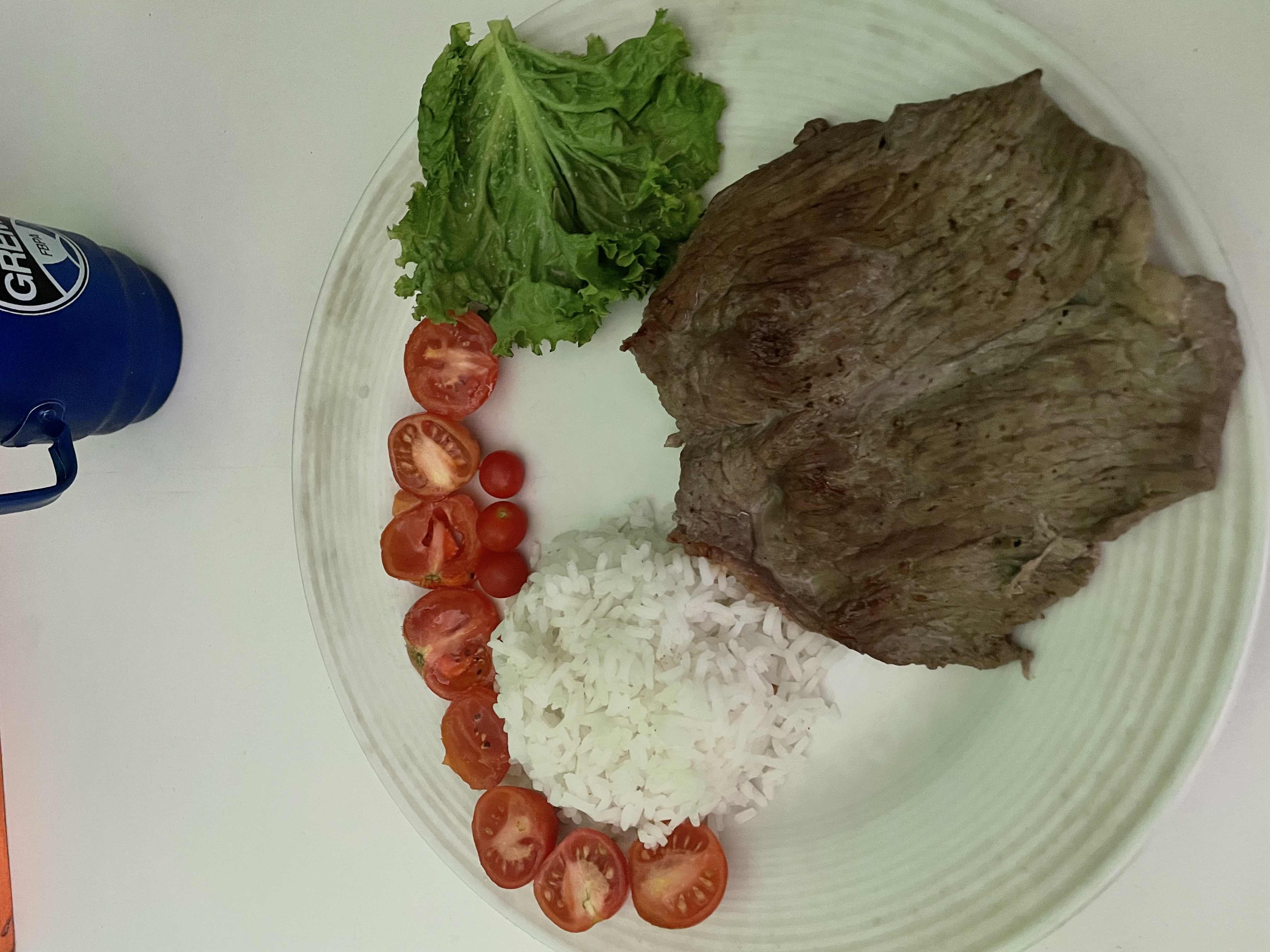 Carne con arroz y ensalada