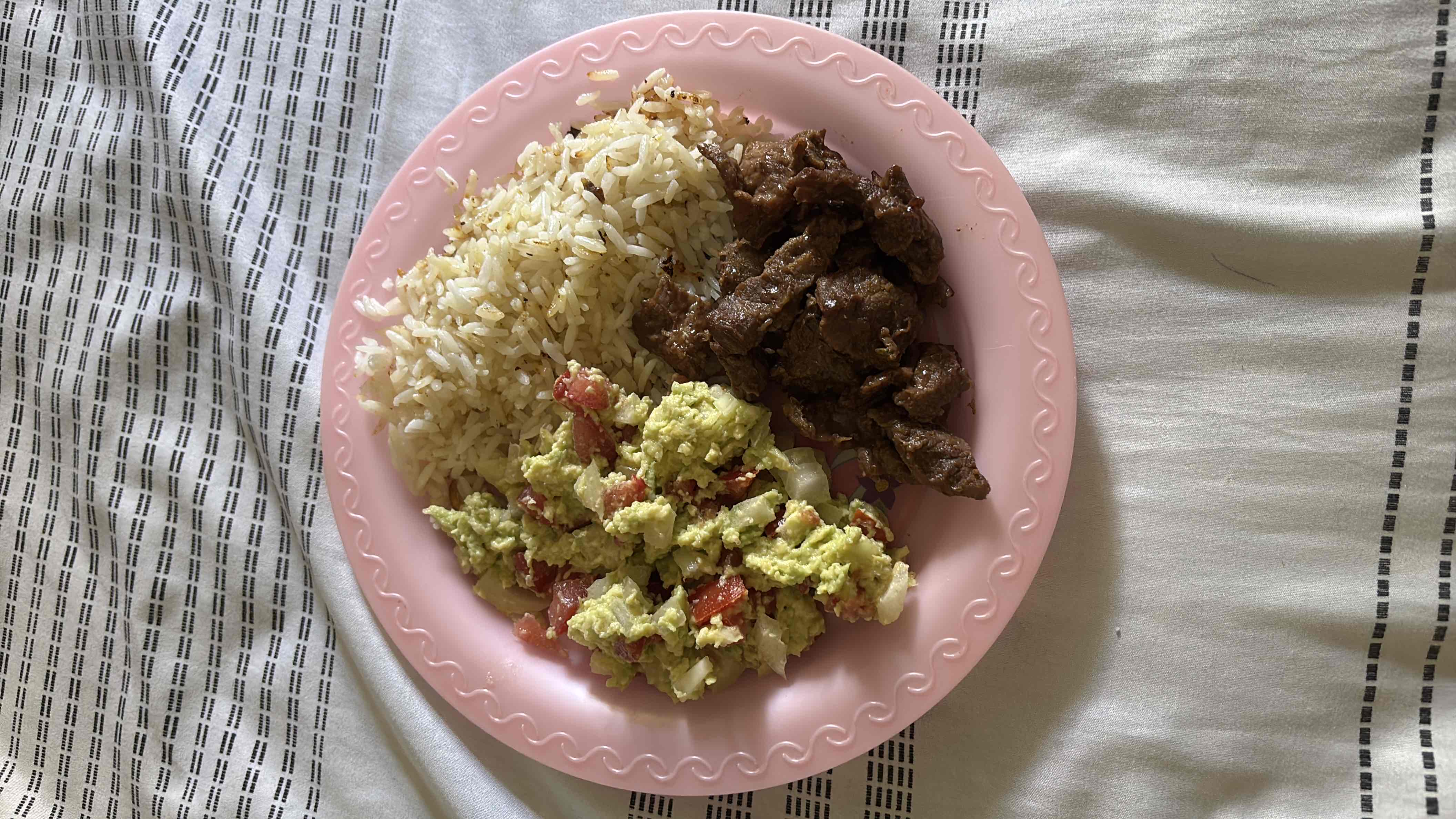 Carne con arroz y guacamole