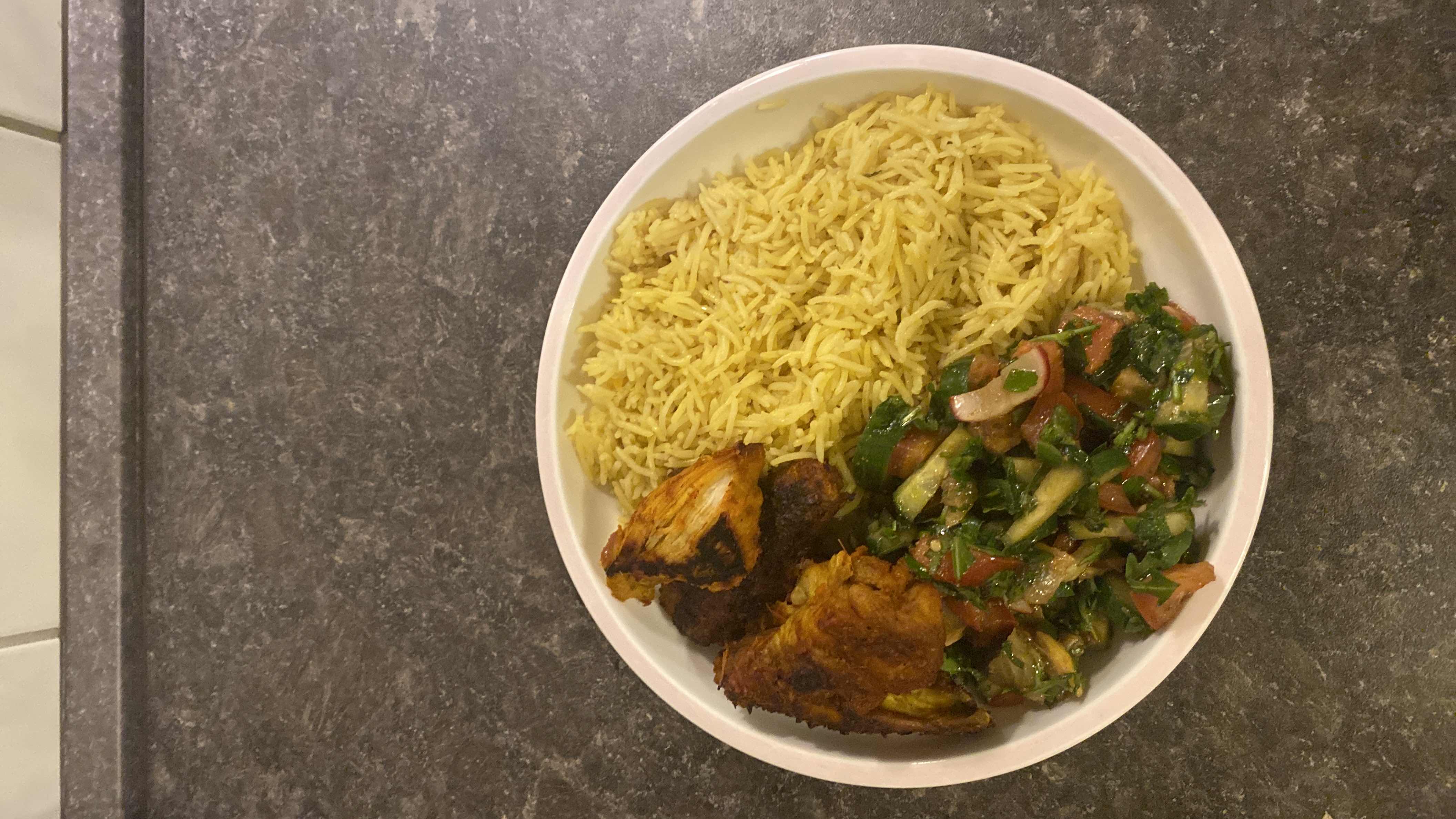 أرز مع دجاج وسلطة