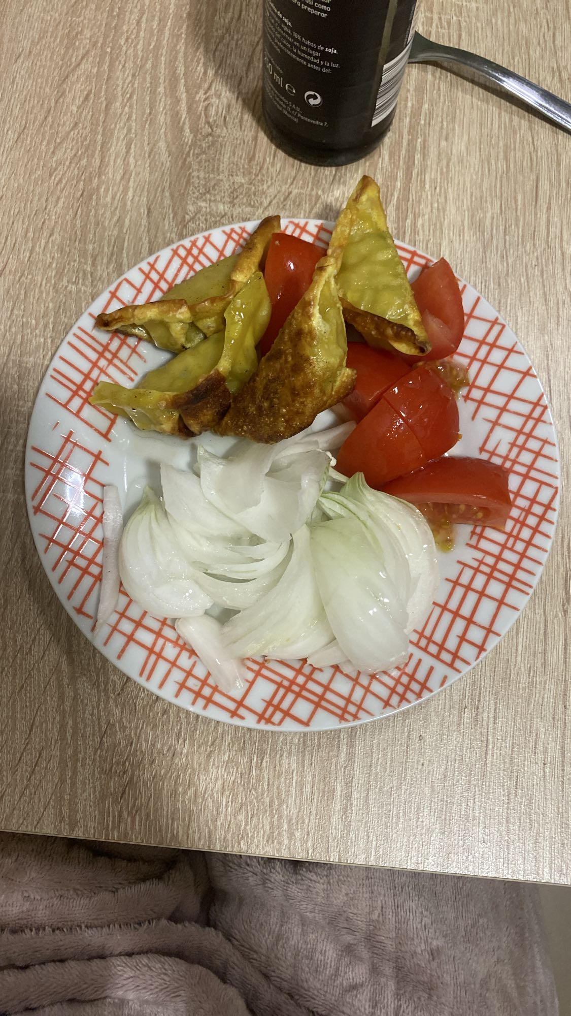 Ensalada con wontons