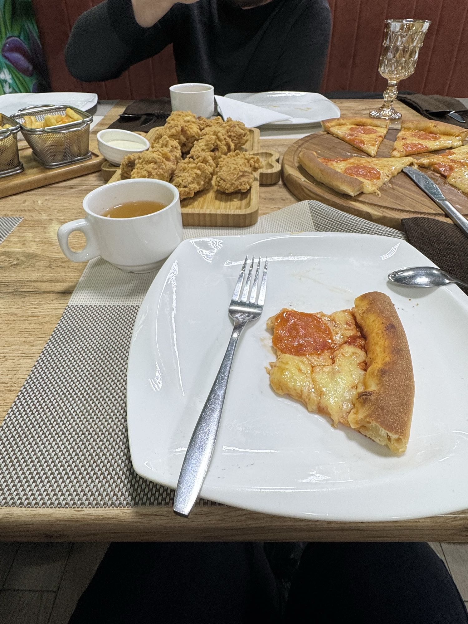 Пицца и жареная курица