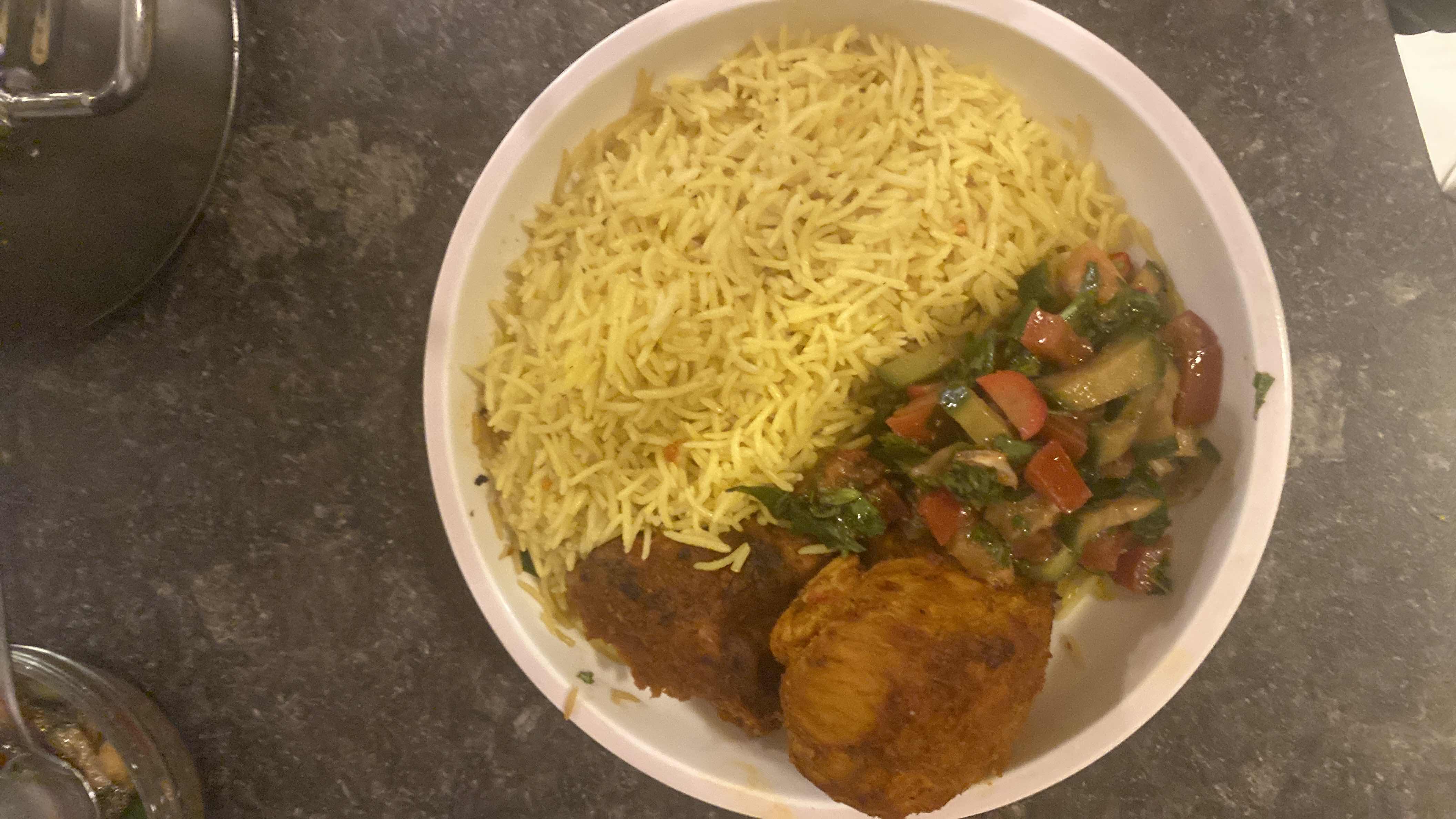 أرز مع دجاج وسلطة