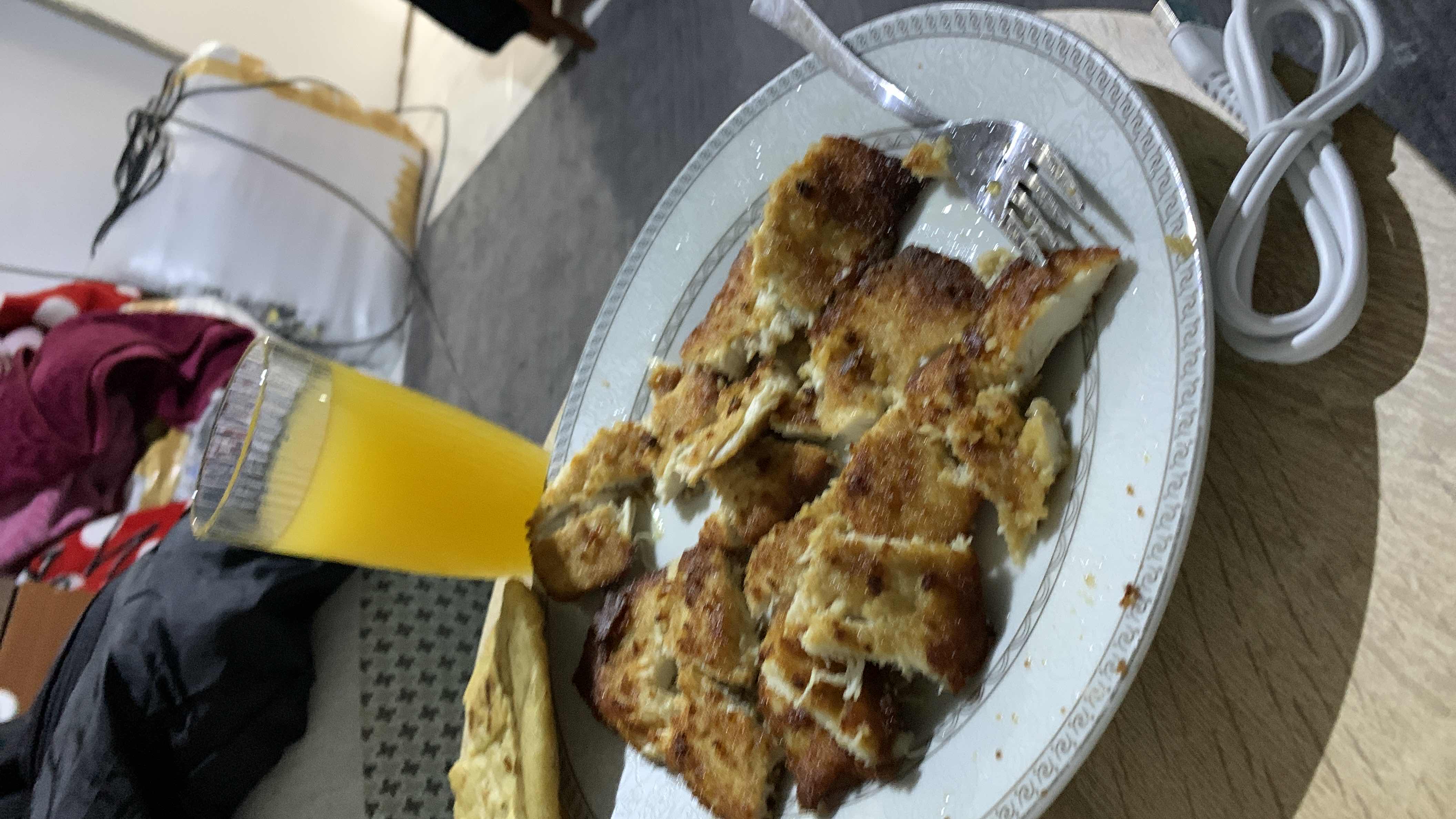 Κοτολέτα με ψωμί και χυμό