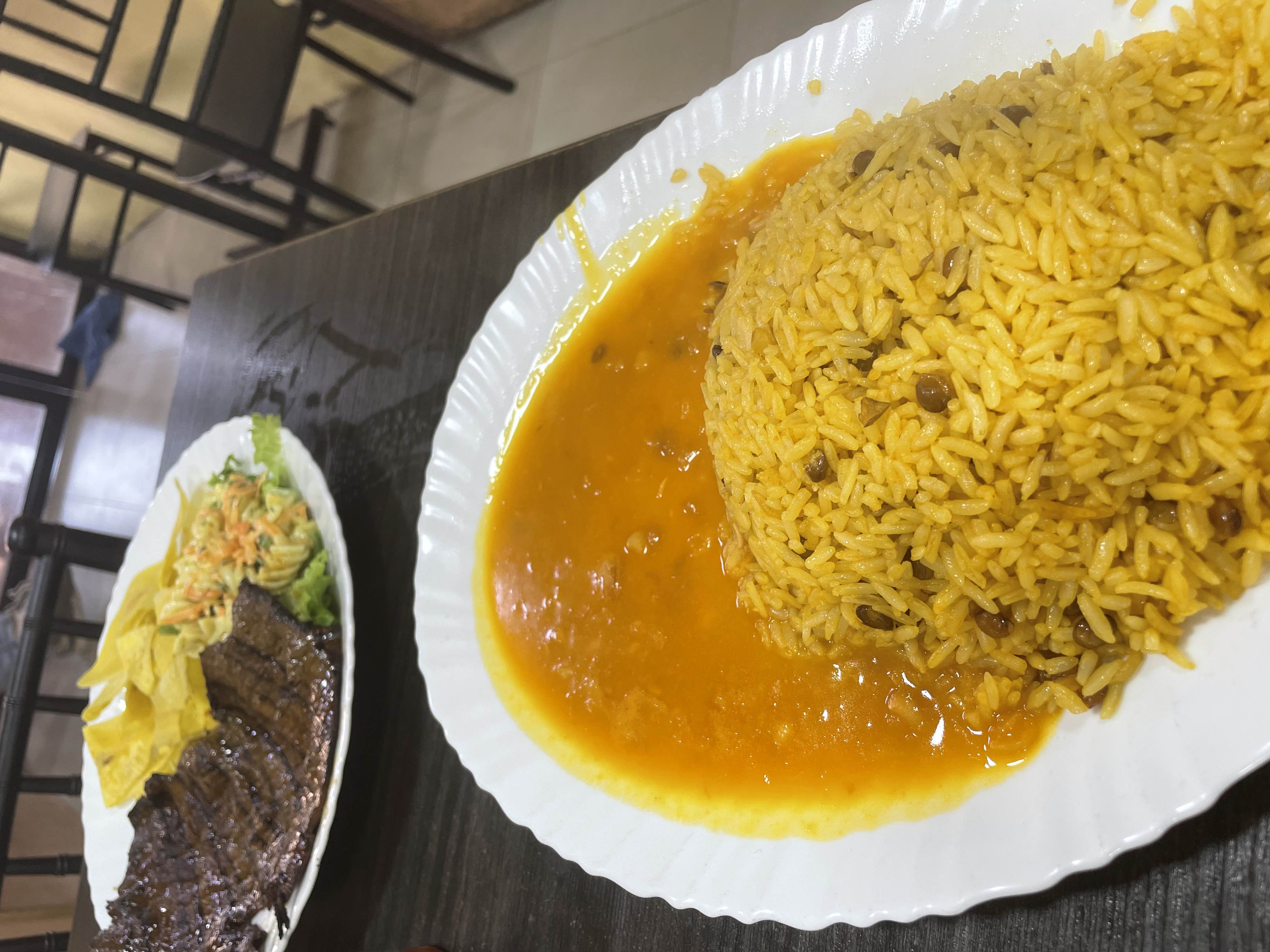 Arroz con frijoles y carne