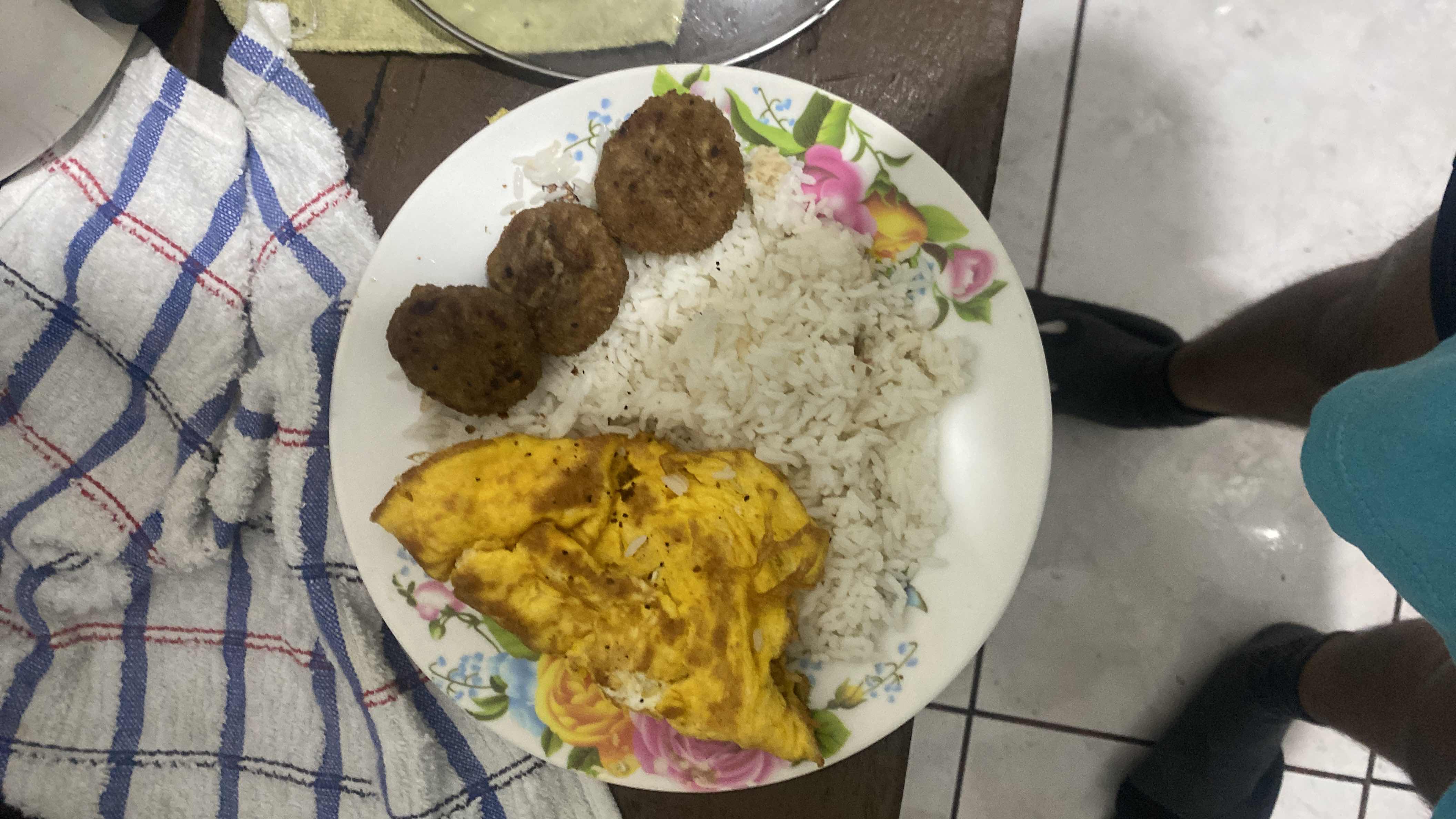 Arroz con tortilla y carne