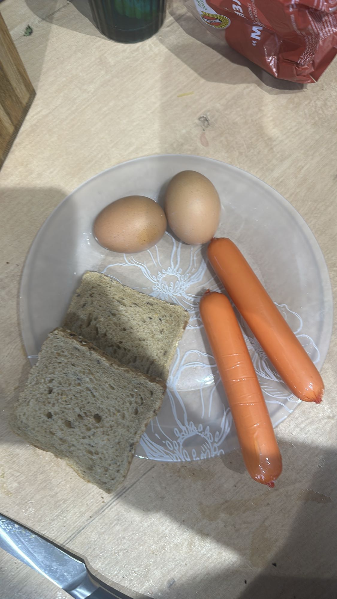 Яйца с сосисками и хлебом