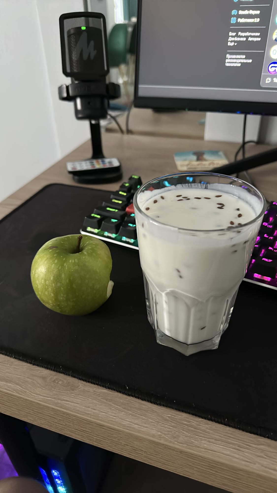 Йогурт с семенами и яблоко